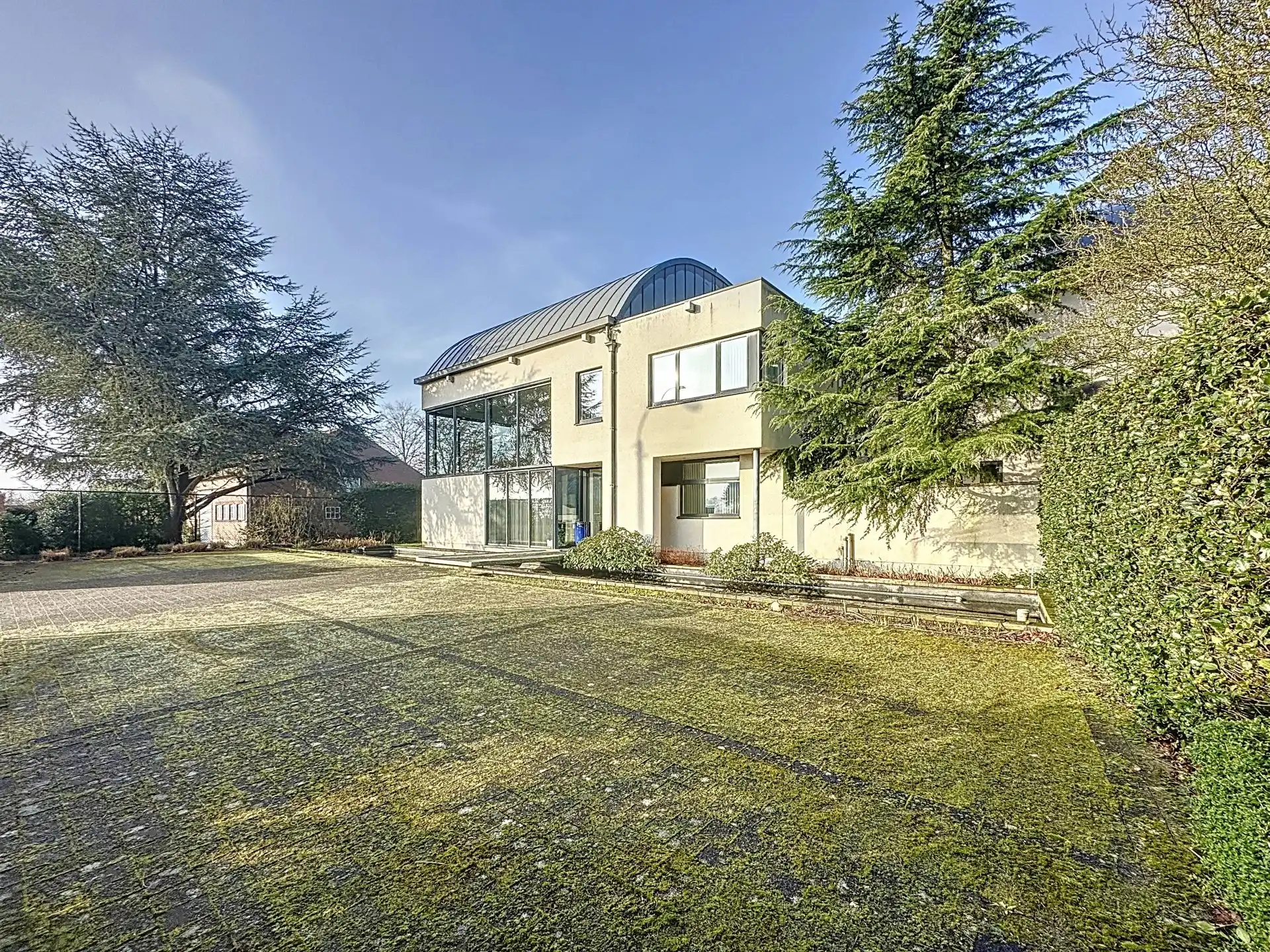 Unieke moderne woning met een dubbele bestemming op een perceel van 29a24ca. foto 2