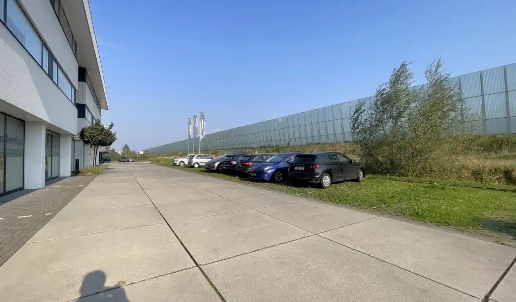 Modern afgewerkte kantoorruimte te huur in Burcht foto 21