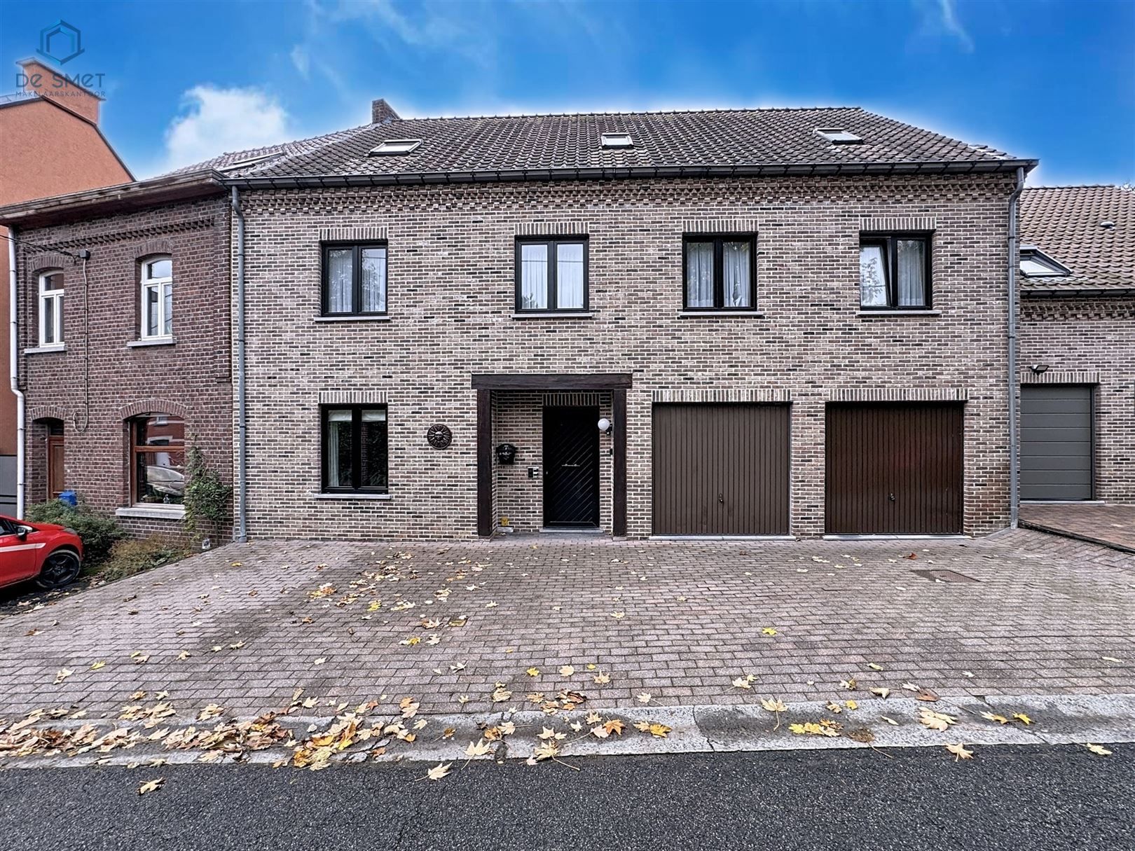 Ruime kangoeroewoning met 5 slaapkamers, 2 garages en tuin in rustige buurt van Brakel foto {{pictureIndex}}