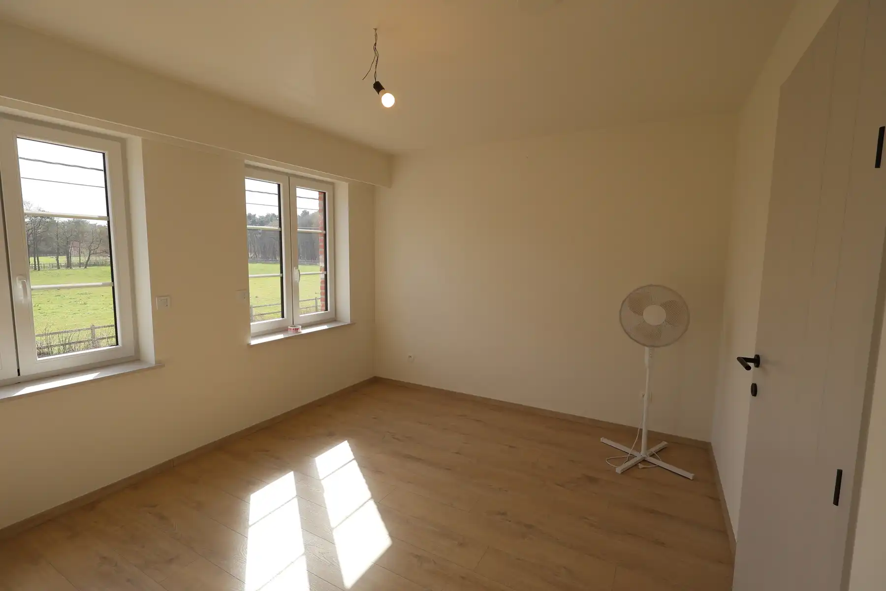 Een ruime nieuwbouwwoning met 3 slaapkamers, terras, tuin en garage.  foto 12