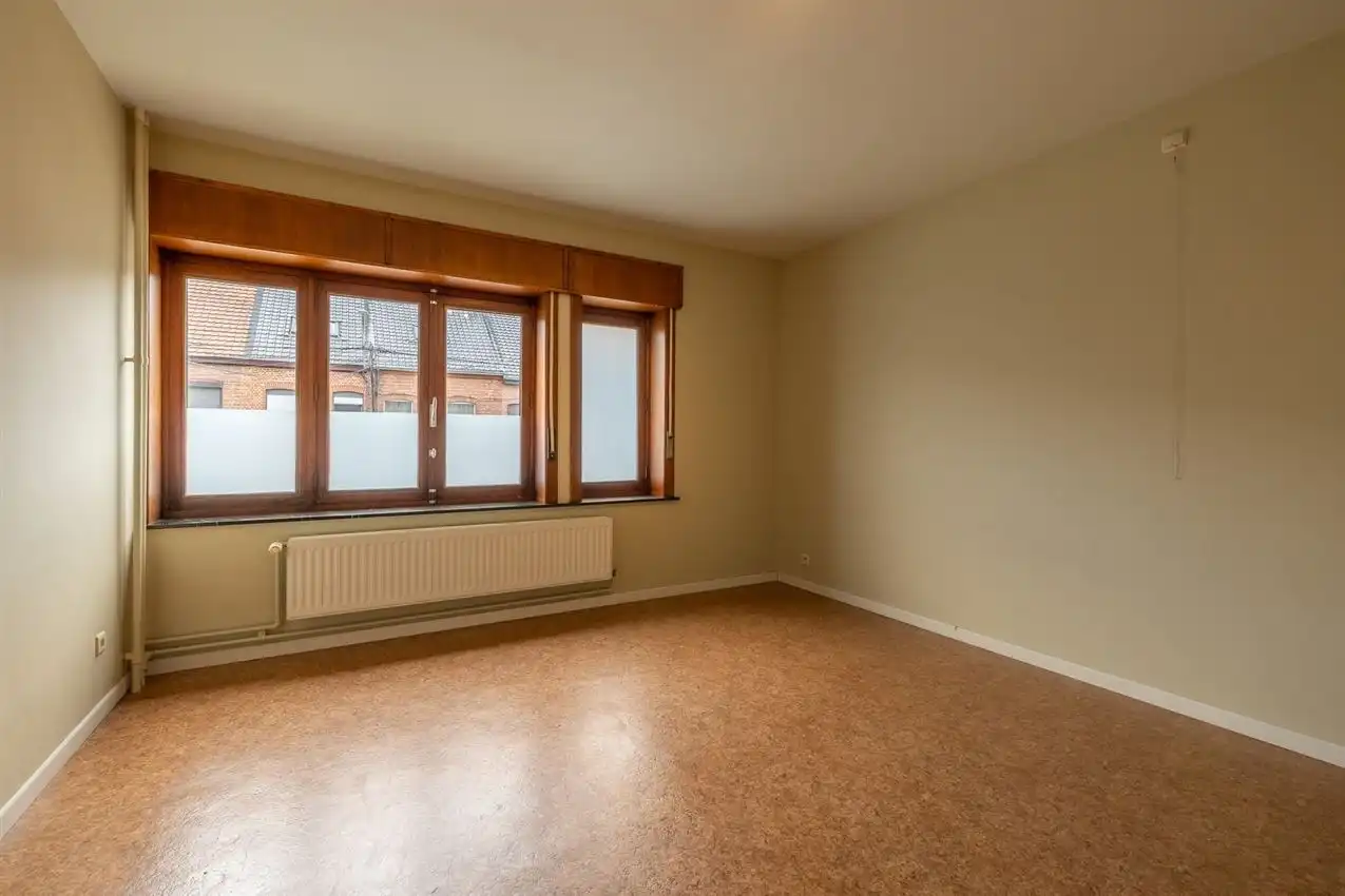 Vier slaapkamers. Twee staanplaatsen. En achteraan een verrassende buitenplek met zuiderse patio-sfeer foto 16