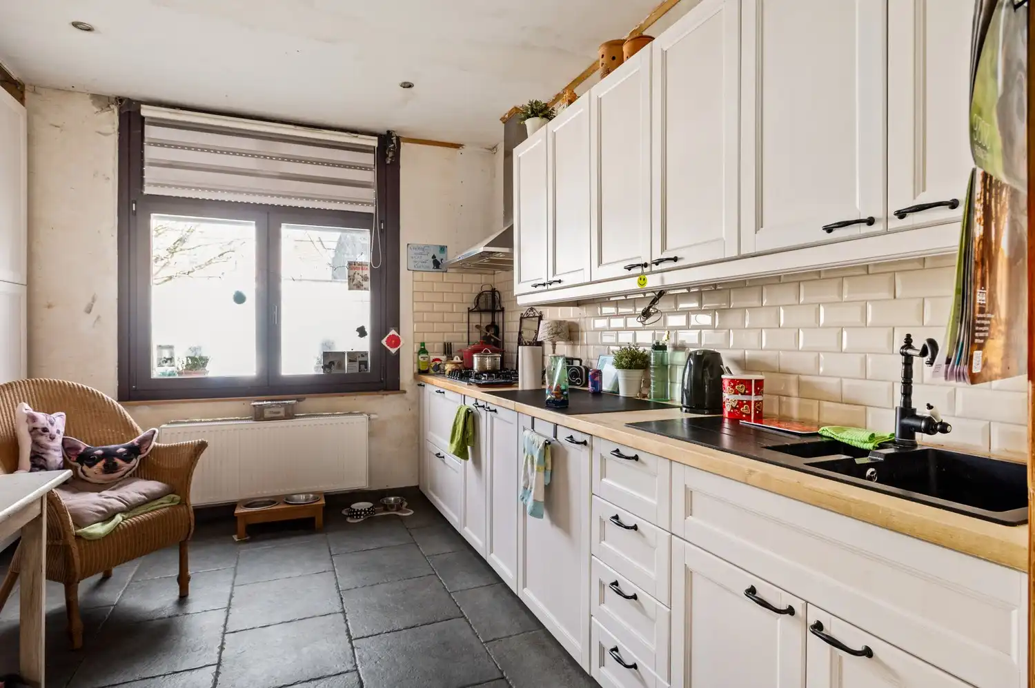 Gedeeltelijk te renoveren rijwoning met 3 slaapkamers, tuin en veel potentieel in Merksem! foto 7