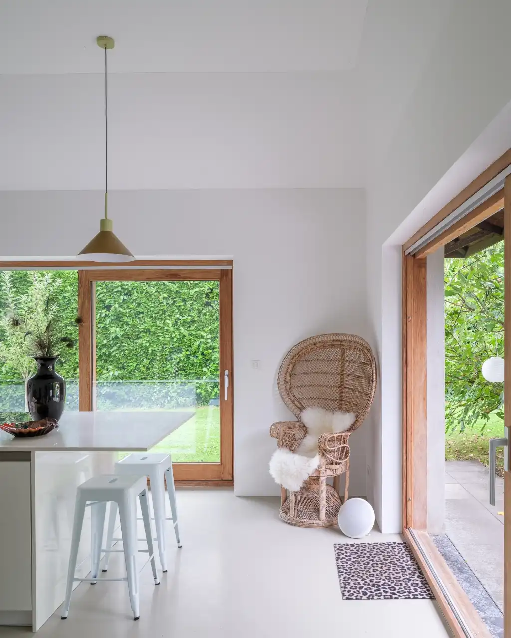 Karaktervolle woning met polyvalente achterbouw en aangename tuin in Westrem. foto 34