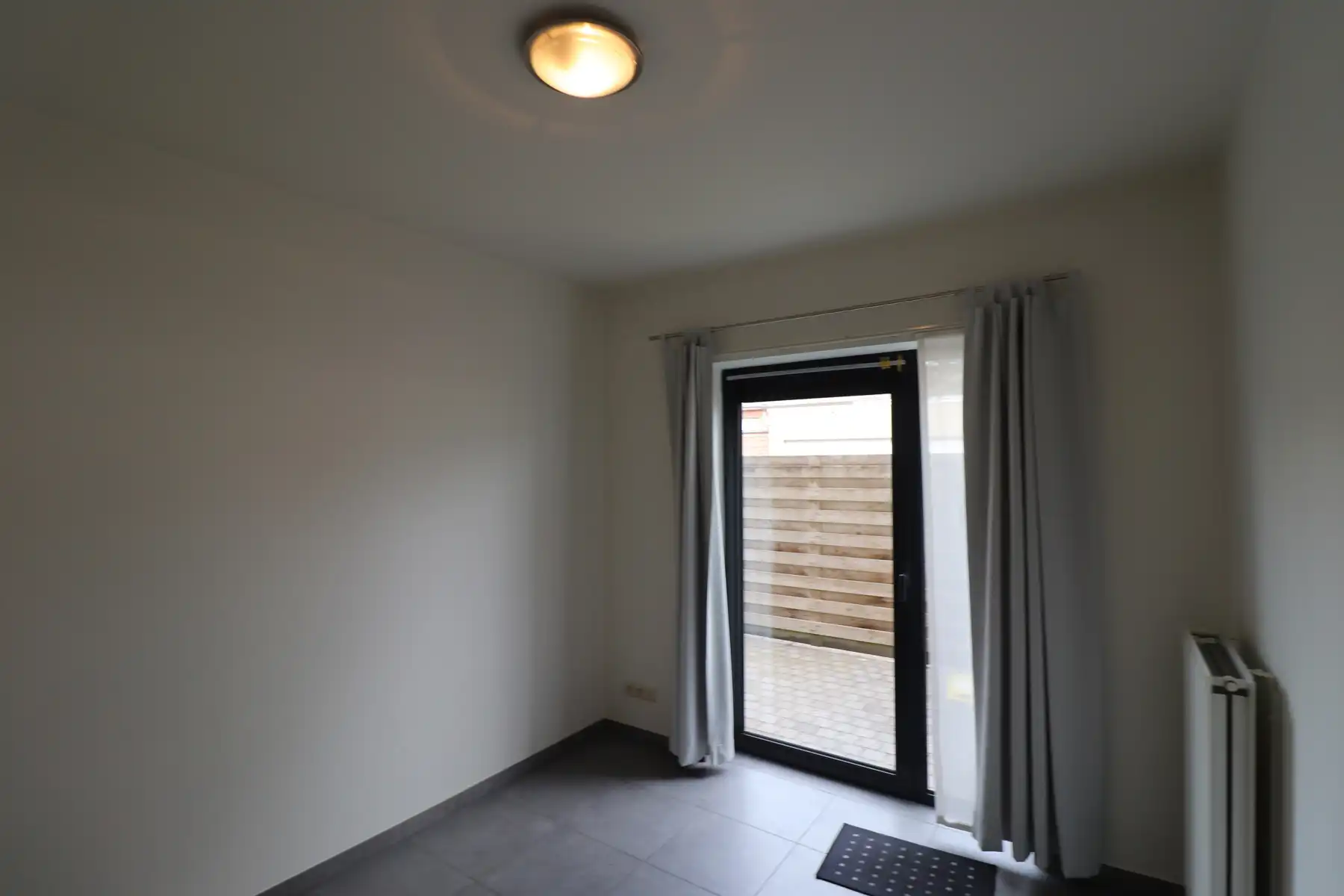 Gelijkvloers 2-slaapkamerappartement met terras en garage. foto 16