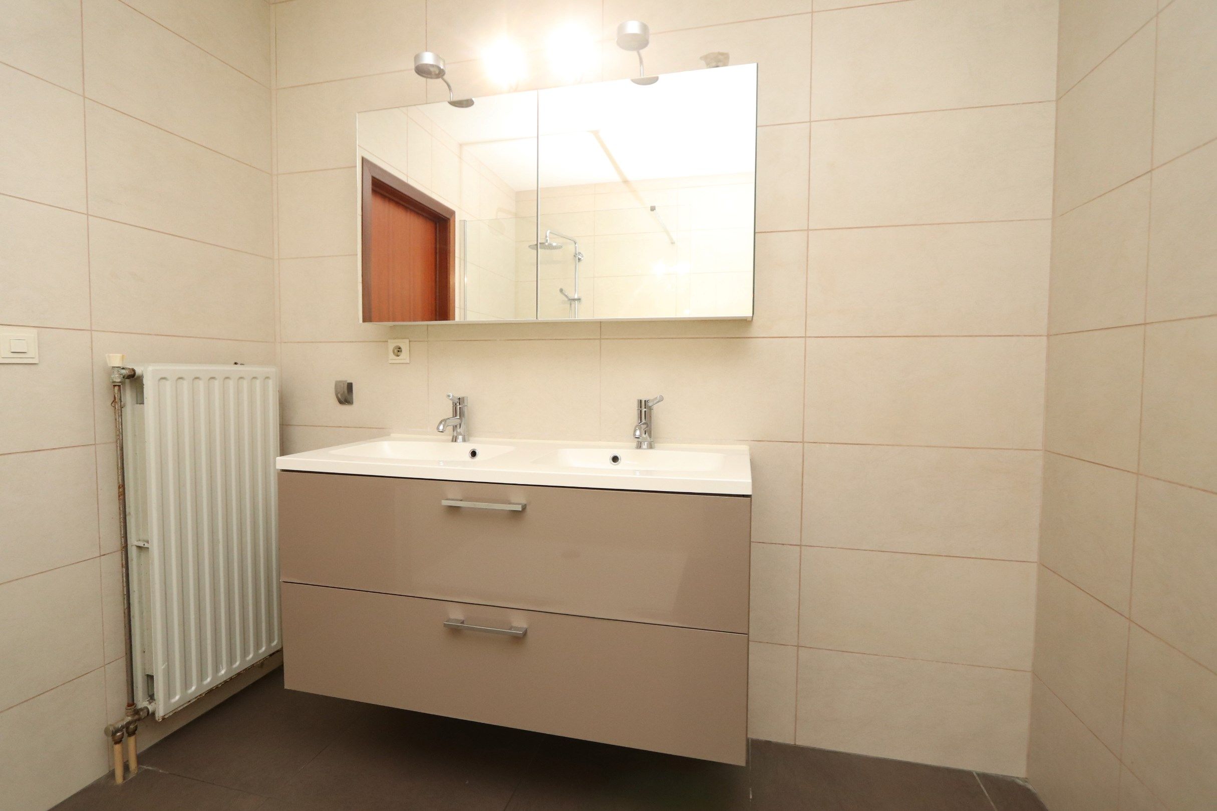 CENTRAAL GELEGEN, RUIM APPARTEMENT MET GARAGE foto 14