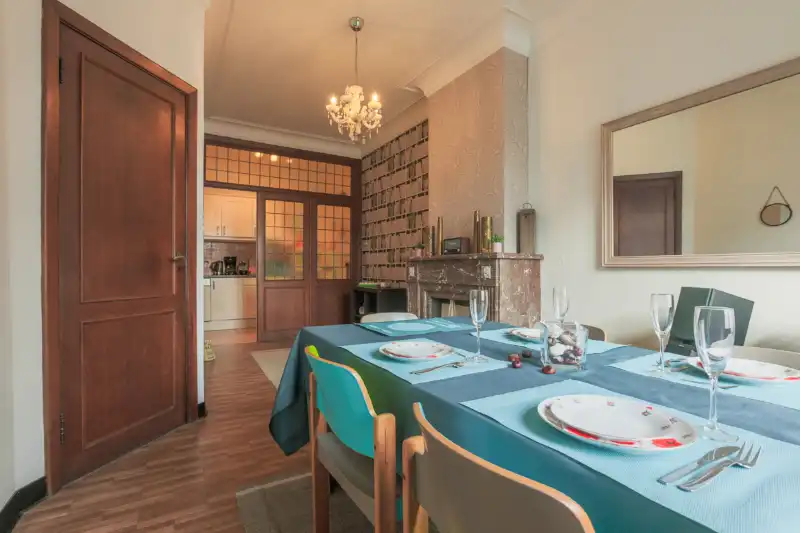 Centraal gelegen , vergunde vakantiewoning "Alice House" in Centrum Ieper met zicht op de kathedraal! foto 2