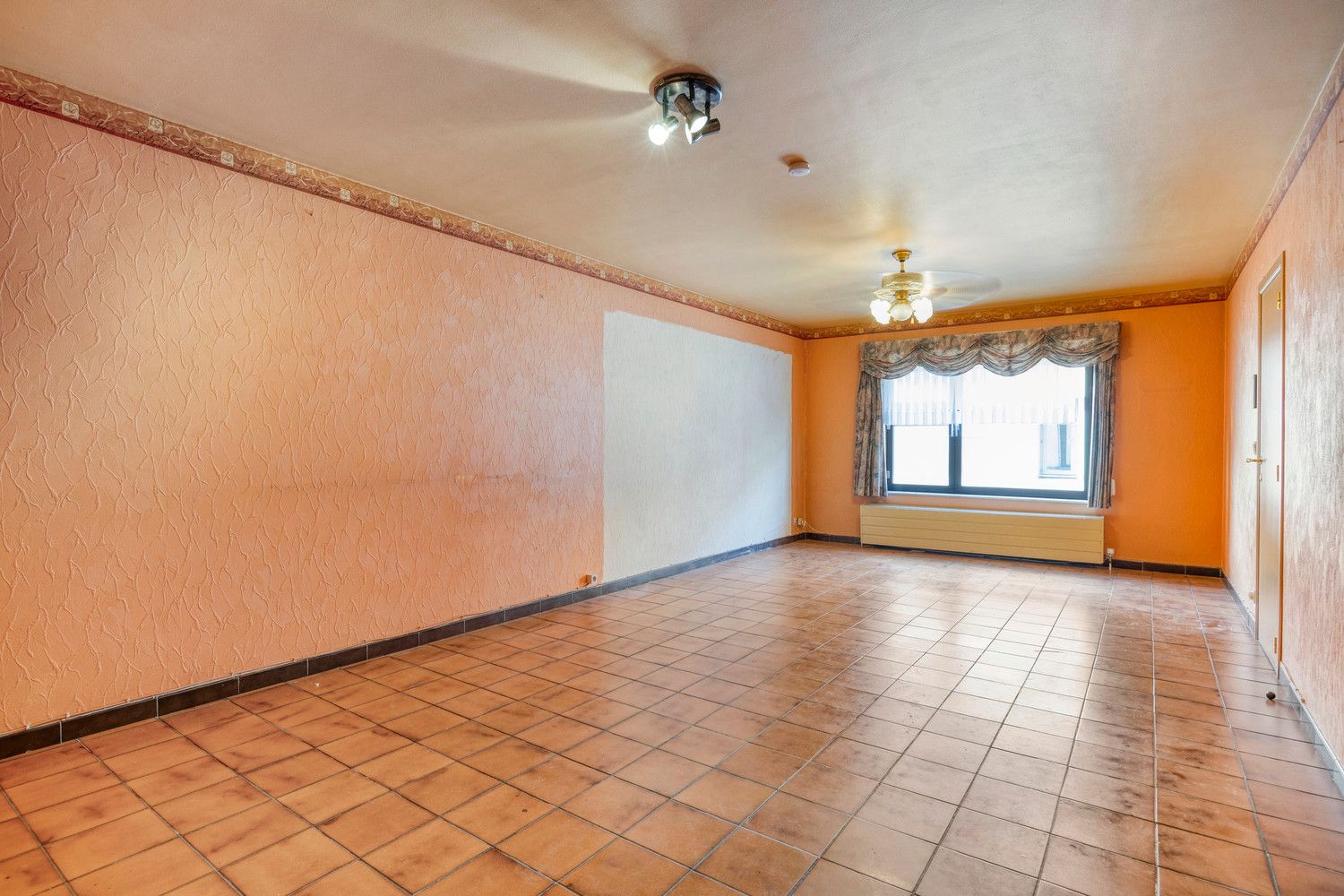 GELIJKVLOERS APPARTEMENT MET 3 SLAAPKAMERS EN INPANDIGE GARAGE TE HALEN! foto 5