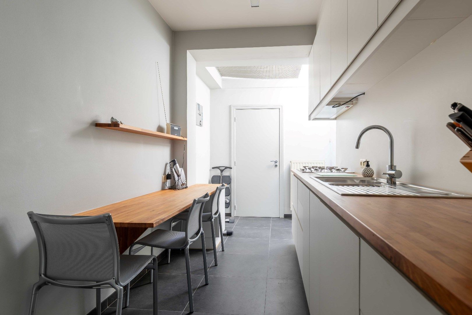 Uiterst ruime woning met mog. tot zeven slaapkamers, twee garages en zongerichte tuin te Sint-Kruis. foto 8