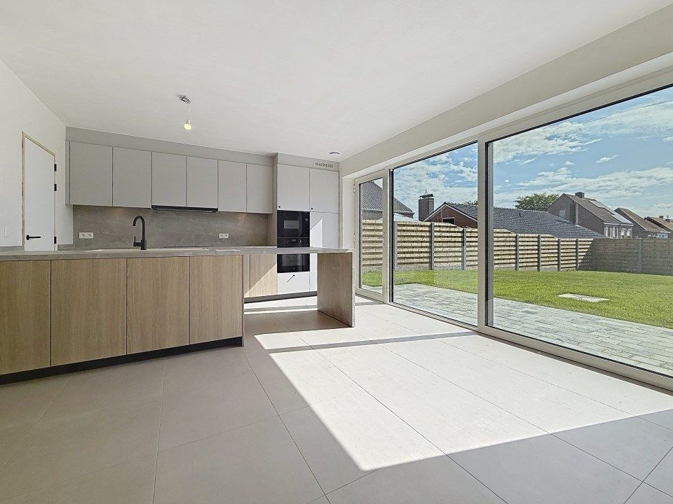 Prachtige half-open nieuwbouwwoning met carport in het centrum van Westrozebeke foto 3