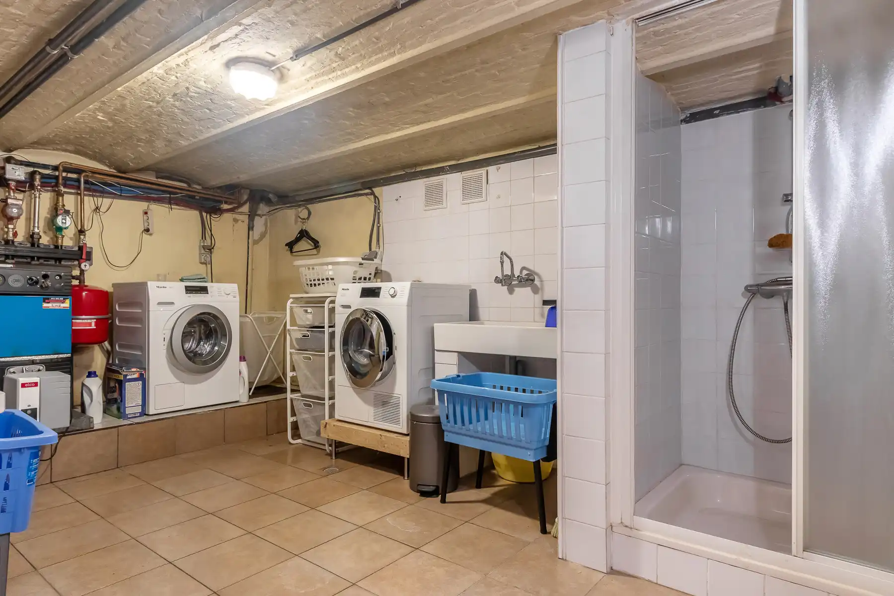 Prachtig gebouw met handelsruimte en 2 appartementen foto 30
