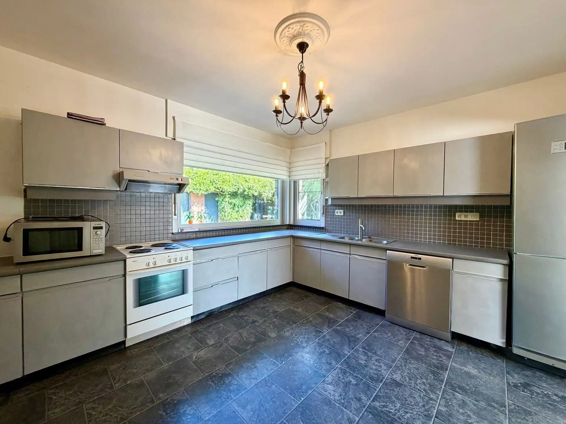 Vrijstaande woning op 25 are met uitzonderlijk renovatiepotentieel in het groen. foto 16
