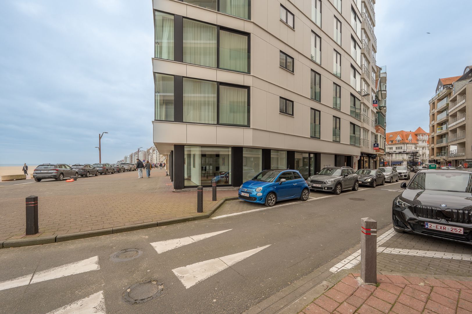 Luxueus gerenoveerd appartement met zijdelings zeezicht foto 17