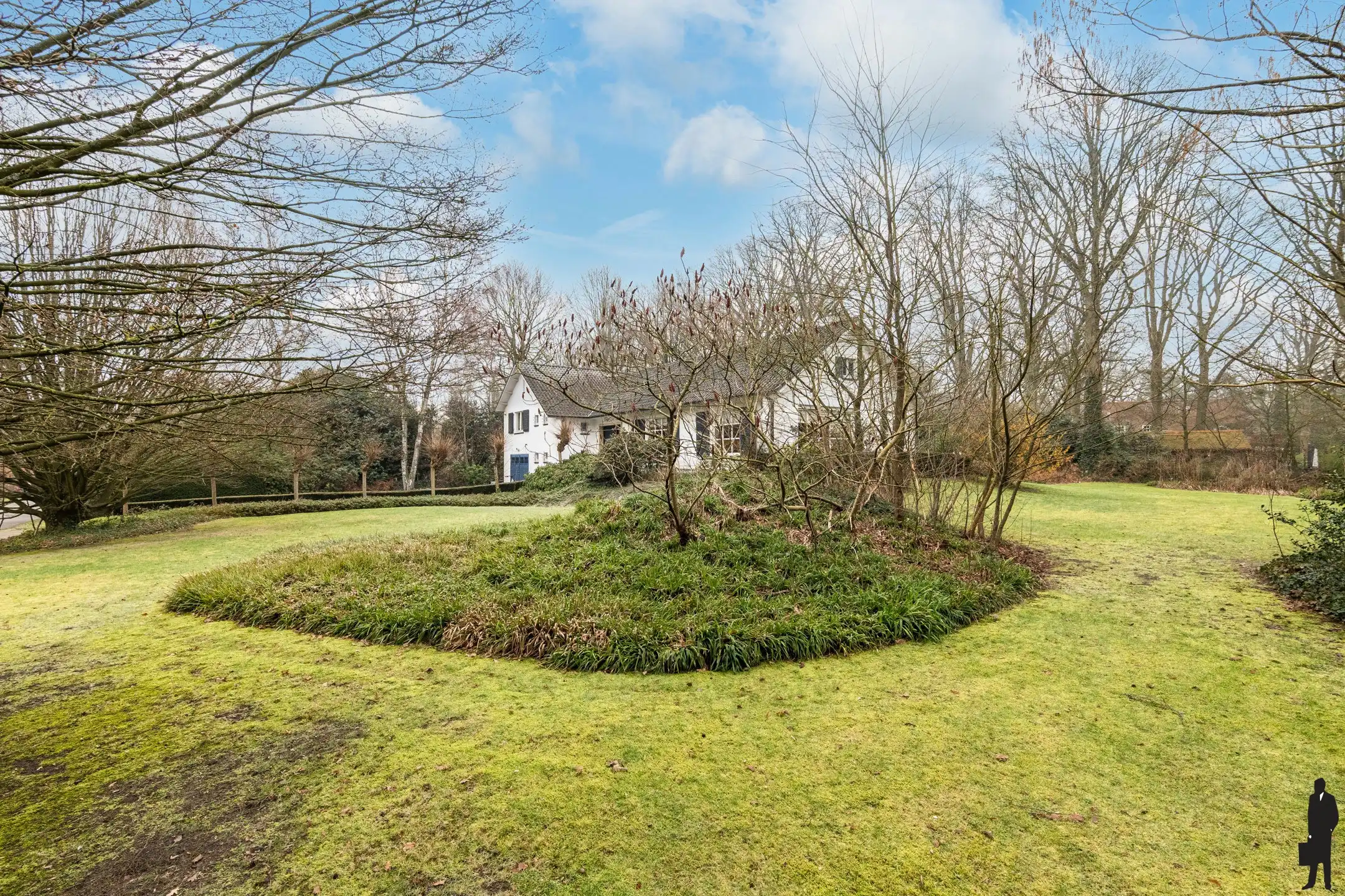 Uitstekend gelegen split-level villa in een gegeerde doodlopende straat. foto 2