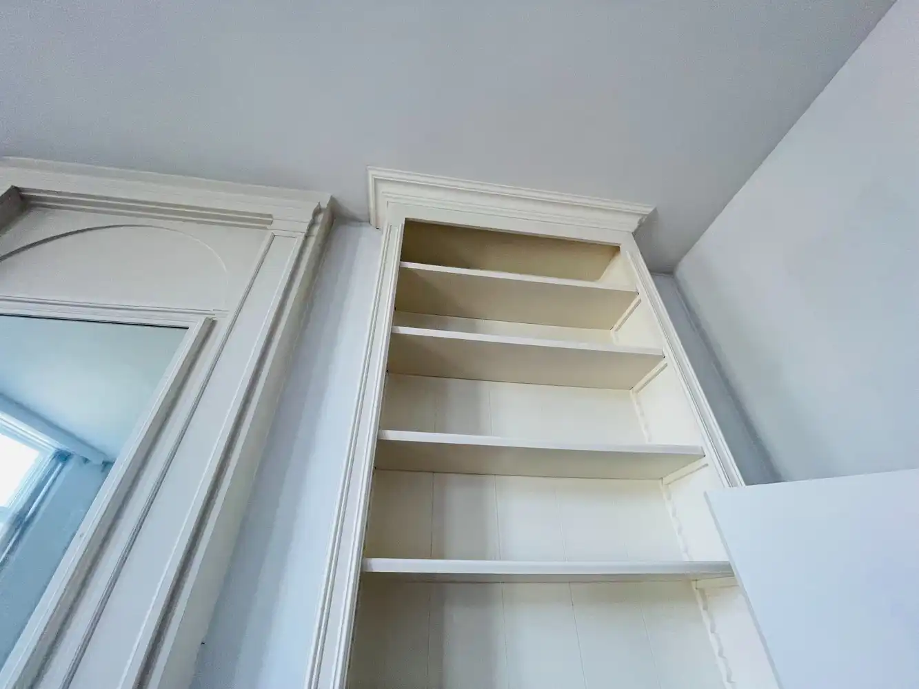 Brugge,aan de SINT-ANNAREI , DUBBEL APPARTEMENT( 250m²)  in een herenhuis  vooraan zicht op de Sint-Annarei, achteraan zicht op een grote gemeenschappelijke tuin,2  livings, 2 keukens, 4 slaapkamers, 2 badkamers. foto 14