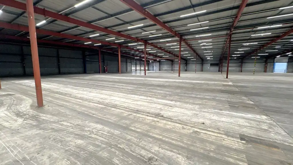 Logistieke loods met laadkades te huur nabij E19 in Kontich foto 3