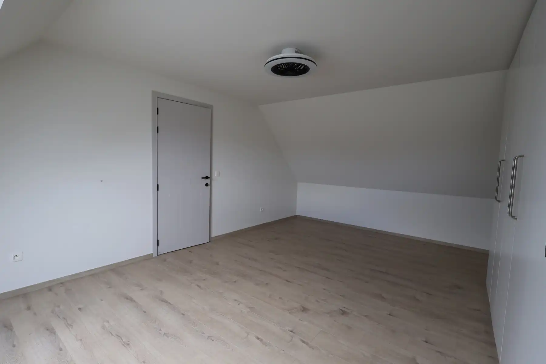 Een ruime nieuwbouwwoning met 3 slaapkamers, terras, tuin en garage.  foto 12