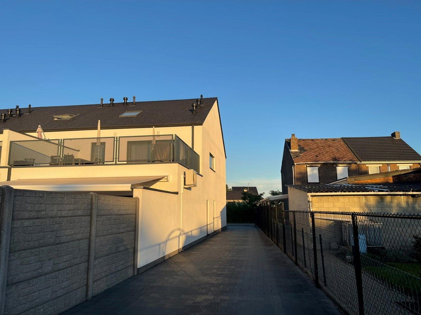 Moderne duplex van 130m² met 3 slaapkamers en parking te Dilsen foto 2