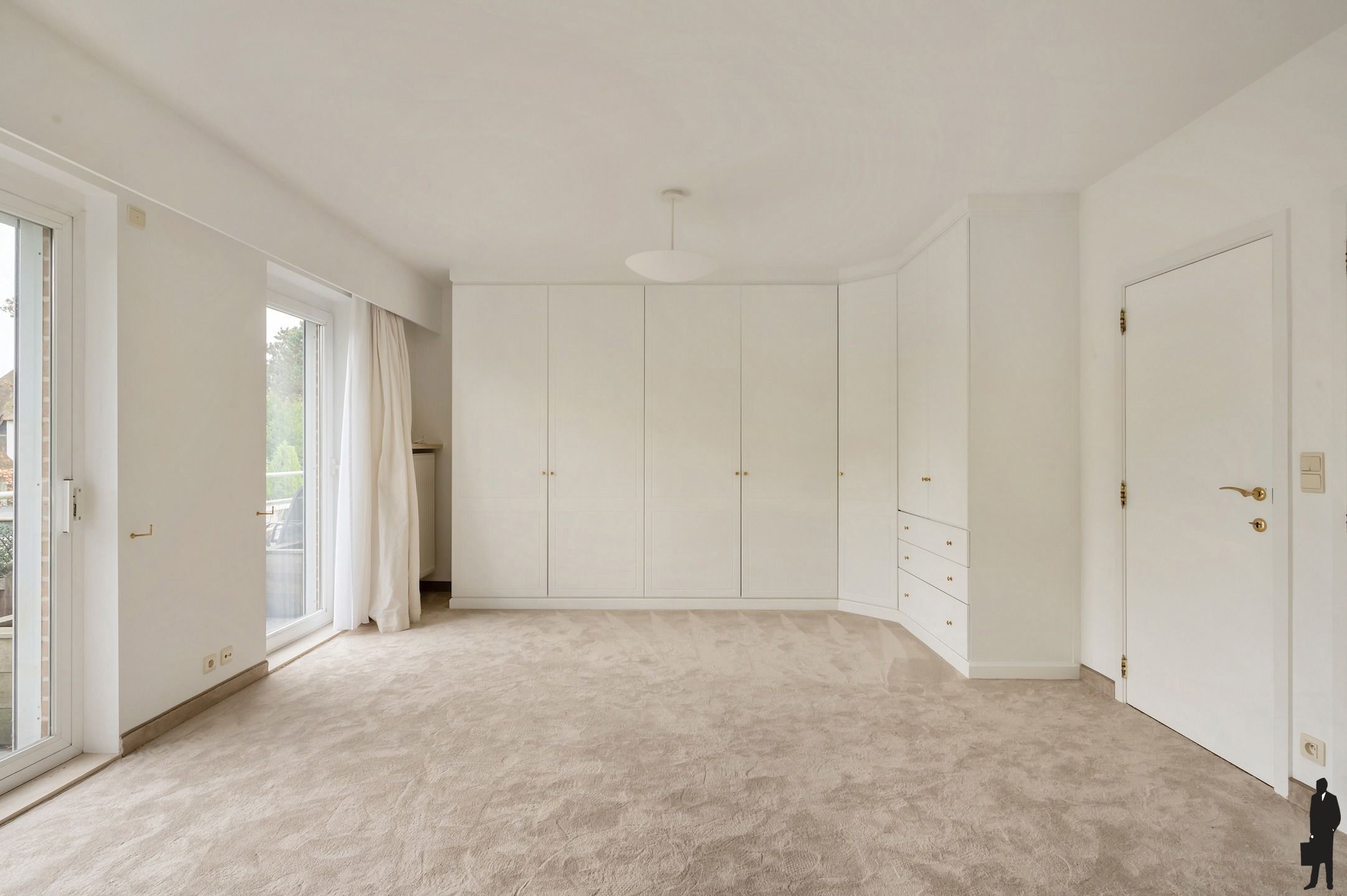 Ruim villa-appartement met 4 slaapkamers & garage foto 8