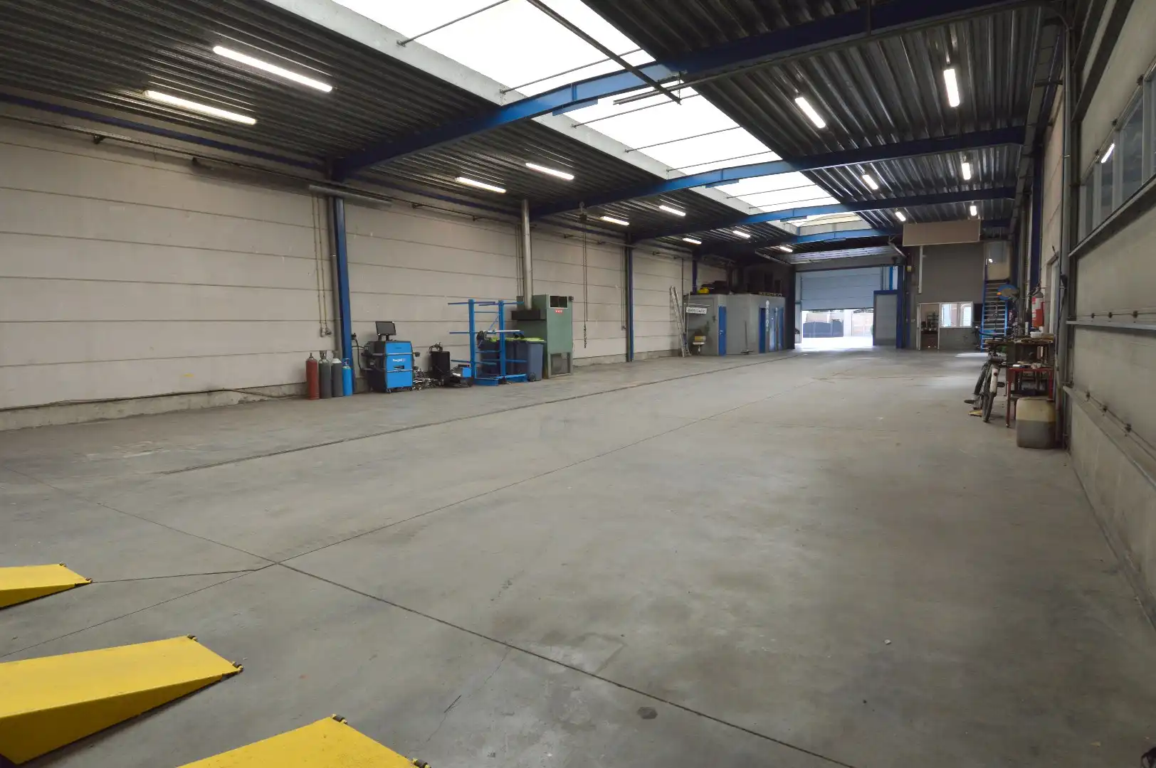 Magazijn met bureaus te huur in Wevelgem foto 10