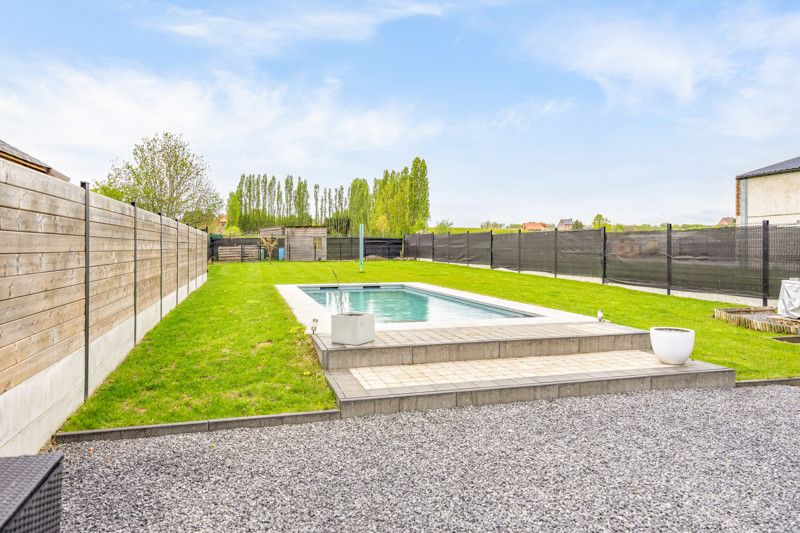 Recente, instapklare woning met garage en zwembad foto 31