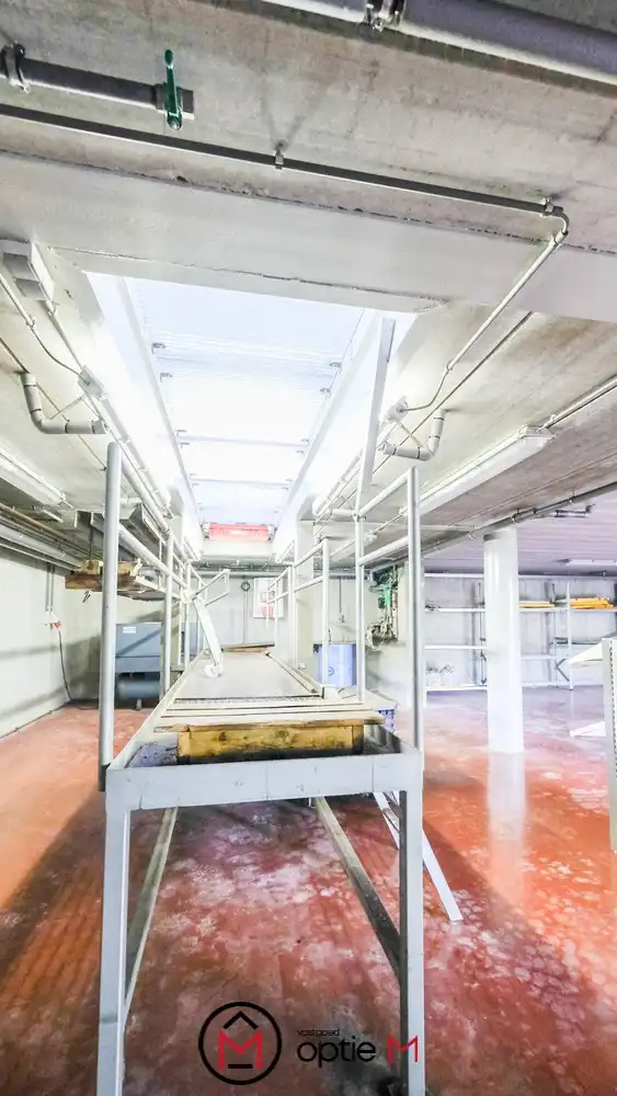 Bedrijfspand met woonst te huur – ruime hal, werkplaats en appartement met 3 slaapkamers foto 9