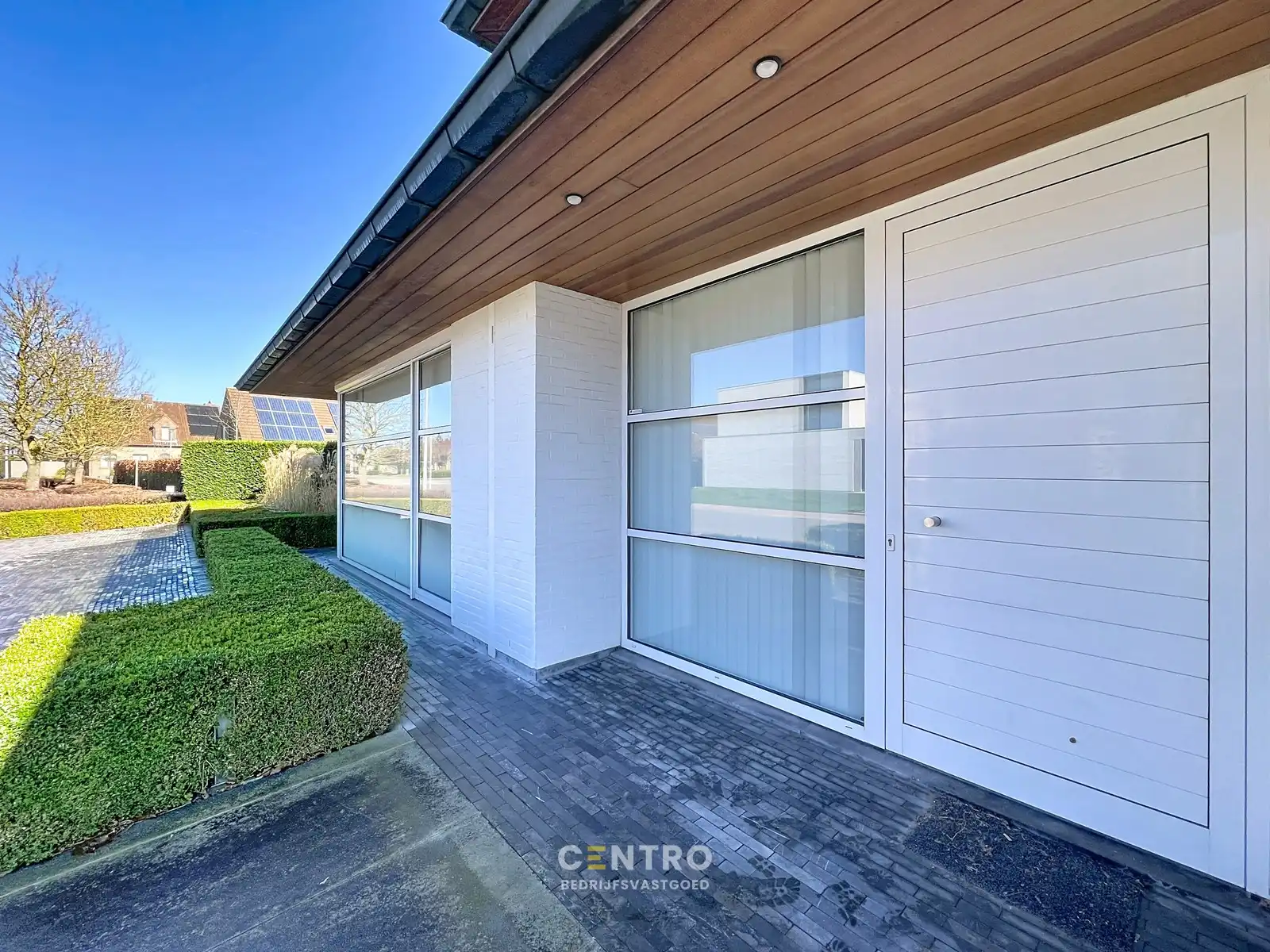 Instapklare, gemeubileerde KANTOORRUIMTE TE HUUR met 5 private parkeerplaatsen voor de deur. Op strategische ligging te Roeselare! foto 3