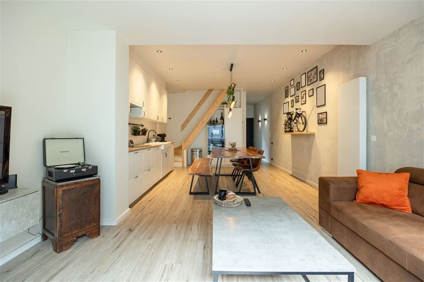 Recent gerenoveerde woning met 2 slpkrs en externe garage foto 6