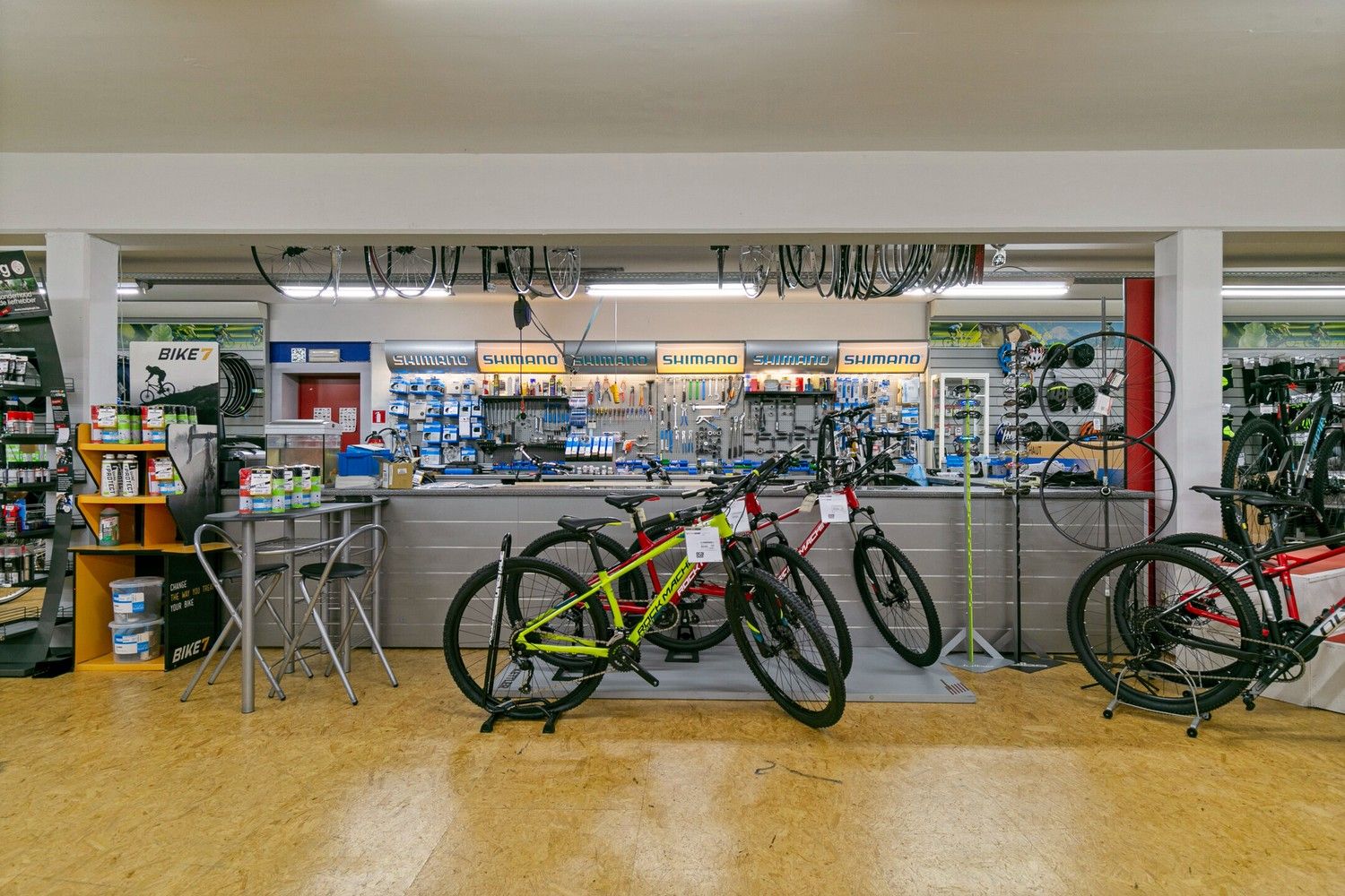 Handelsruimte met luxe duplex-appartement en verhuurde loodsen op het industrieterrein in Lanaken foto 13