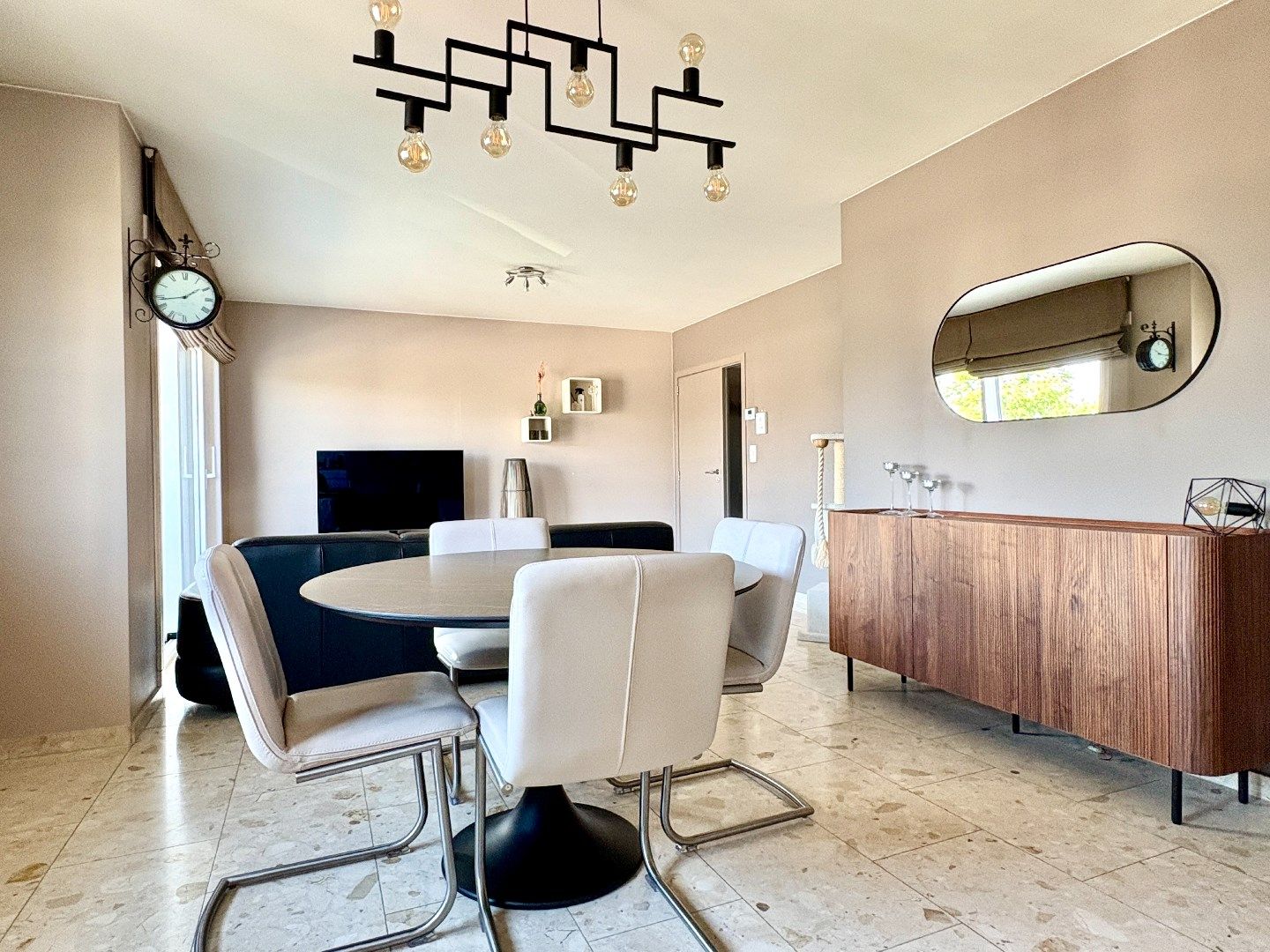 Heel net, energiezuinig en modern 2 slk appartement te Harelbeke te huur. foto 5