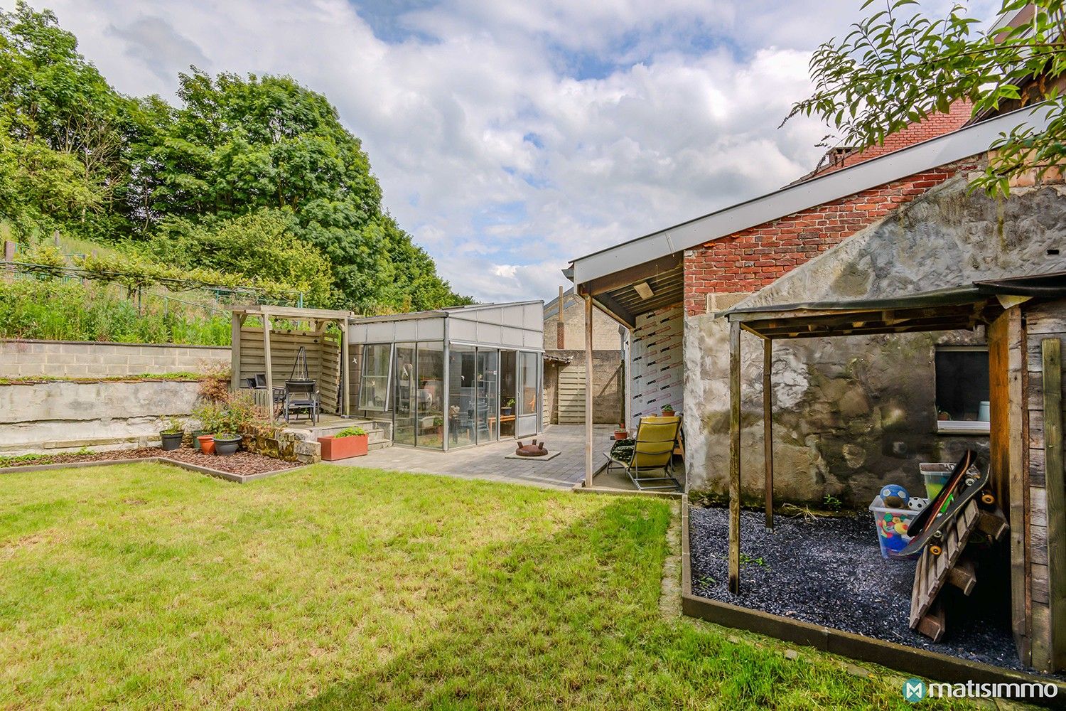 GROTENDEELS VERNIEUWDE DRIEGEVELWONING MET AUTOSTAANPLAATS EN TUIN foto 35