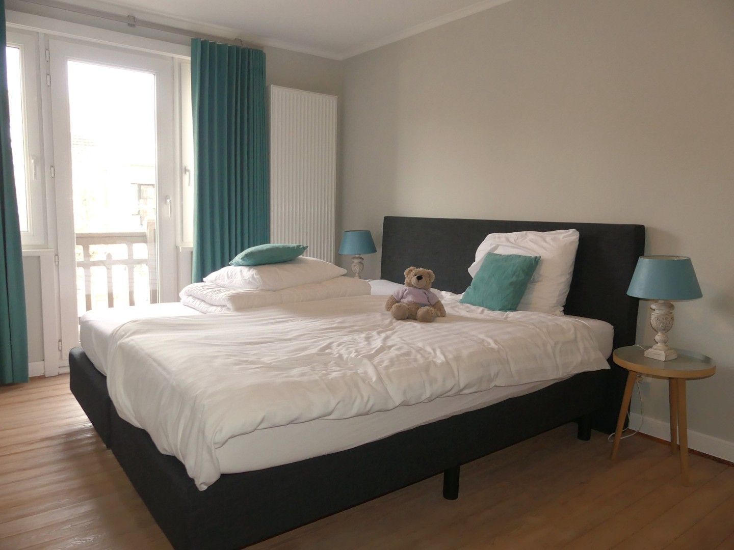 Modern ingerichte en ruime woning met garage en tuin foto 12