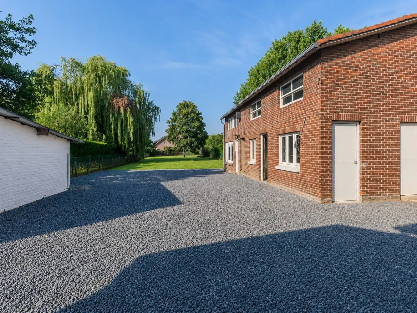 Volledig gerenoveerde huurwoning met drie slaapkamers en ruime tuin op toplocatie in Rekem foto 34