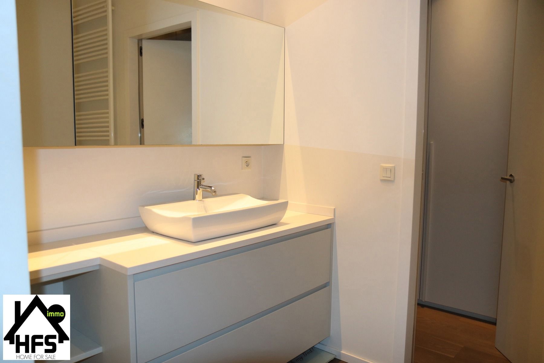 App op topligging op de Ijzerenleen met zicht op de historische gebouwen en Sint Rombouts toren foto 10