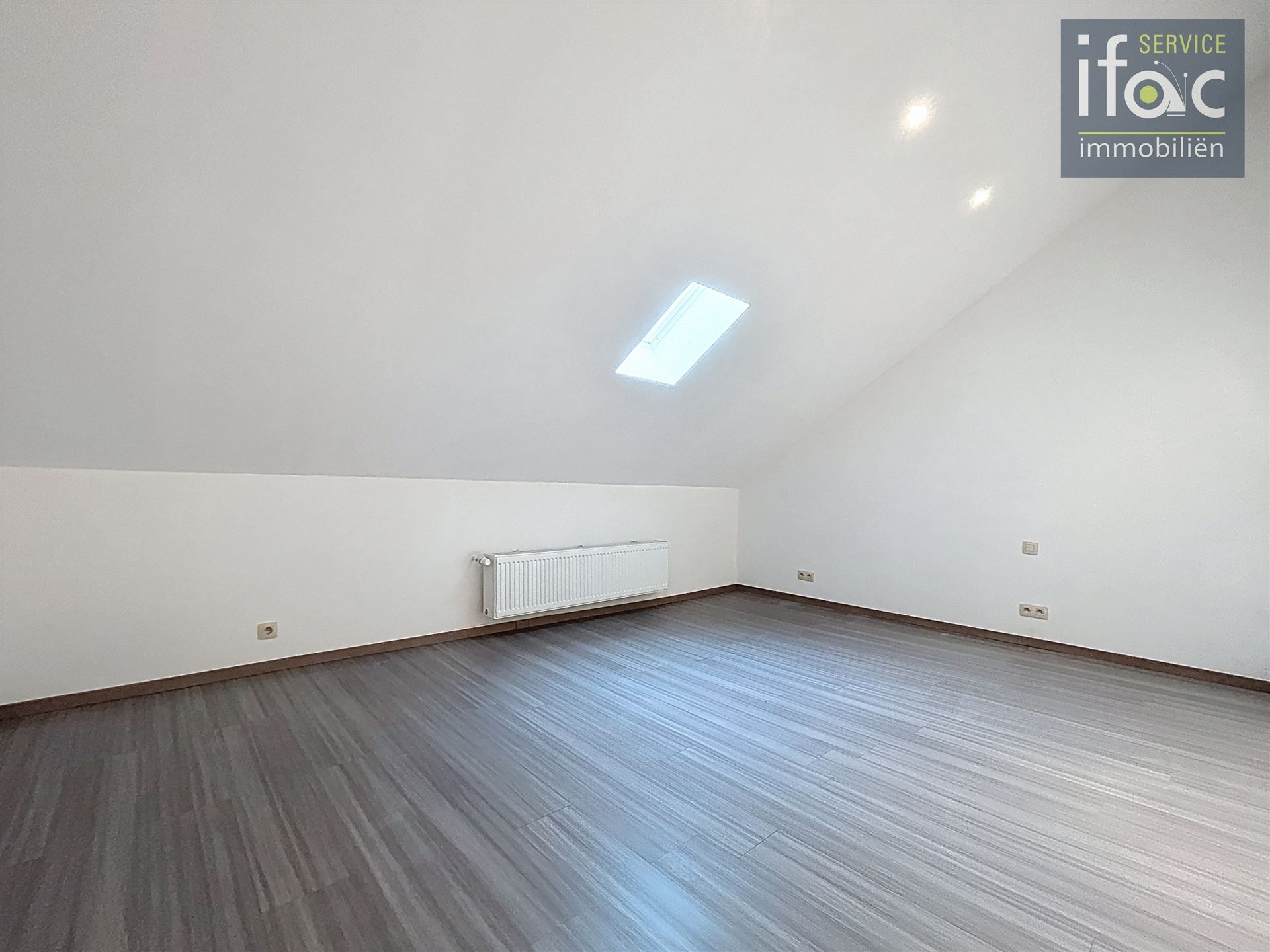 Aangename volledig gerenoveerde 1-slaapkamer duplex + bureau foto 8