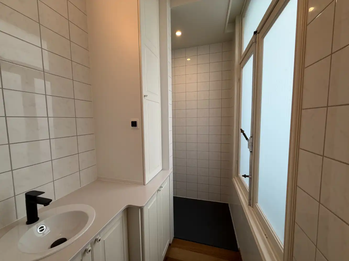 Heel mooi gerenoveerd appartement met twee slaapkamers. Tijdens de renovatie is veel aandacht besteed aan het behouden en versterken van de authentieke stijl van het gebouw. foto 8