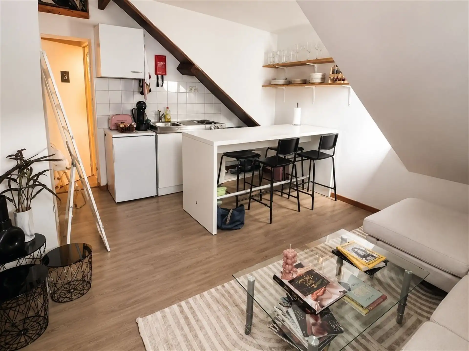 Studentenhuis met 3 koten met eigen badkamer en keuken. foto {{pictureIndex}}