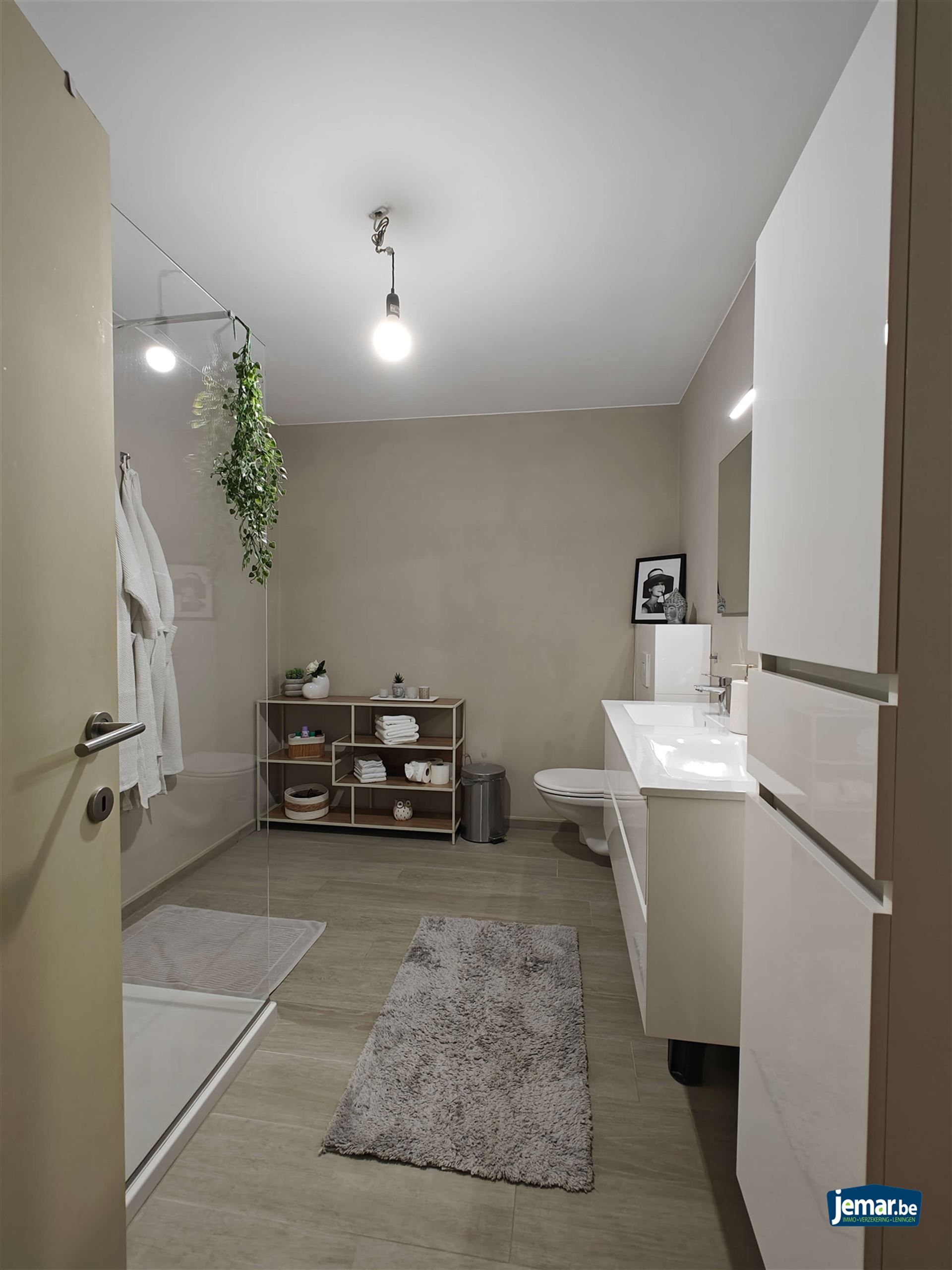 Woning met 5 slaapkamers, 2 badkamers en een grote garage foto 13