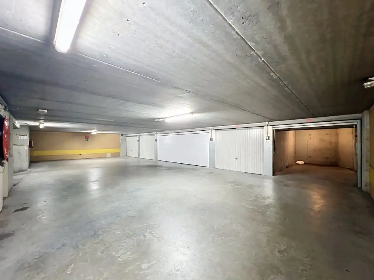 Bijzonder goed gelegen garagebox (op de eerste verdiep) van een centraal gelegen complex, vlakbij de Visserskapel foto 4