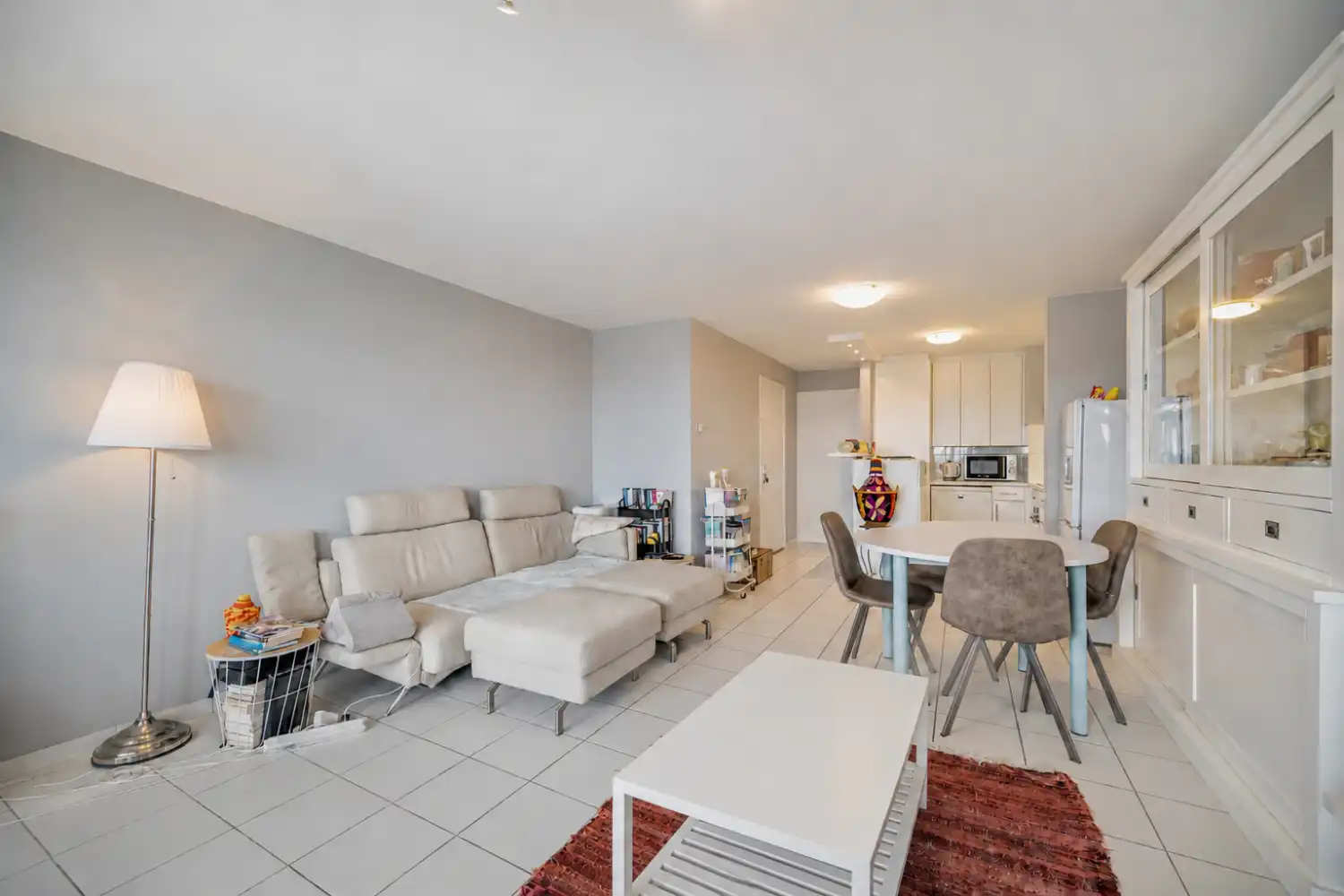 Lichtrijk twee slaapkamer appartement met terras op toplocatie foto 5