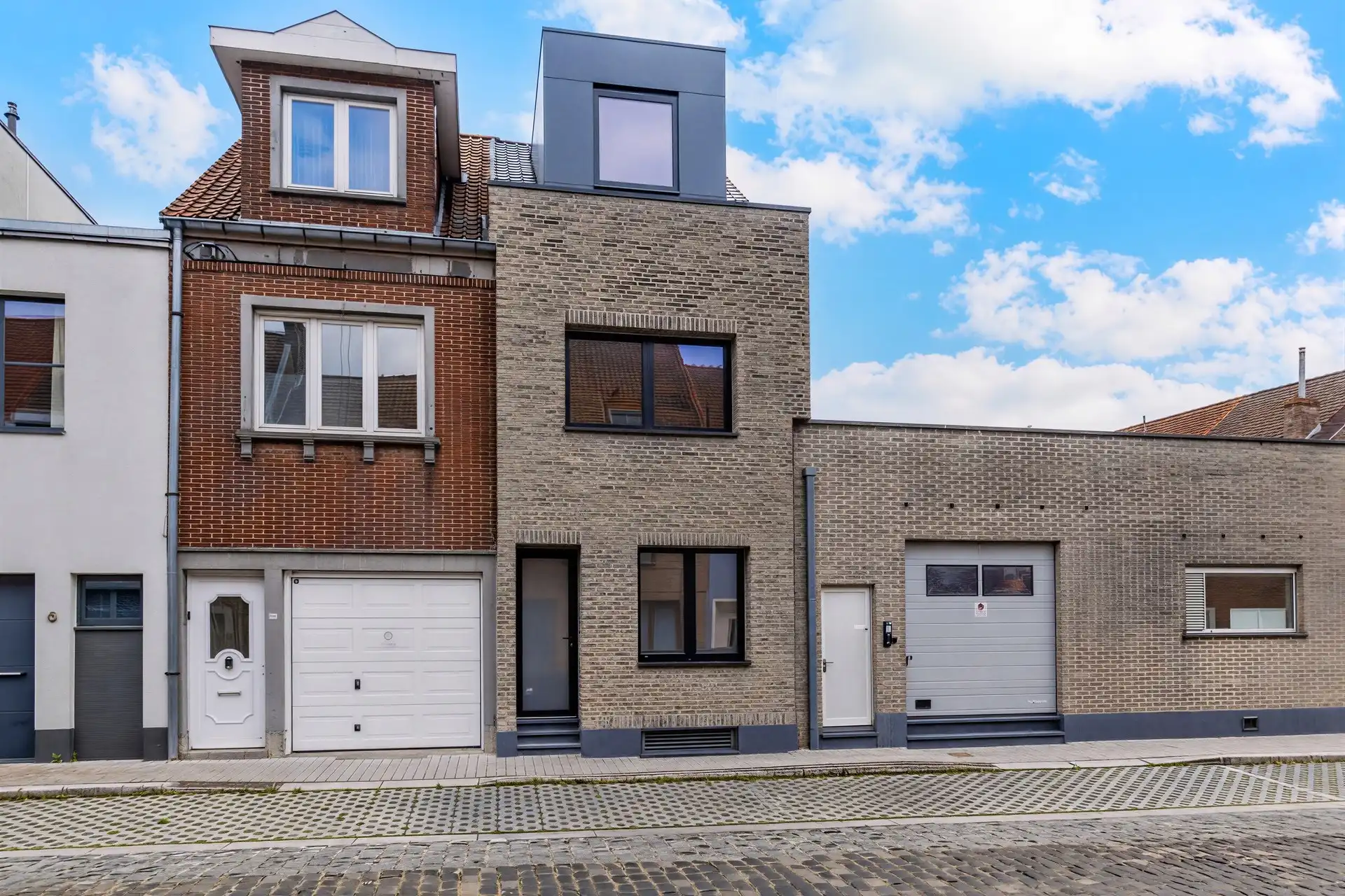 Volledig gerenoveerde stadswoning met 3 slaapkamers en patio in Kortrijk foto {{pictureIndex}}