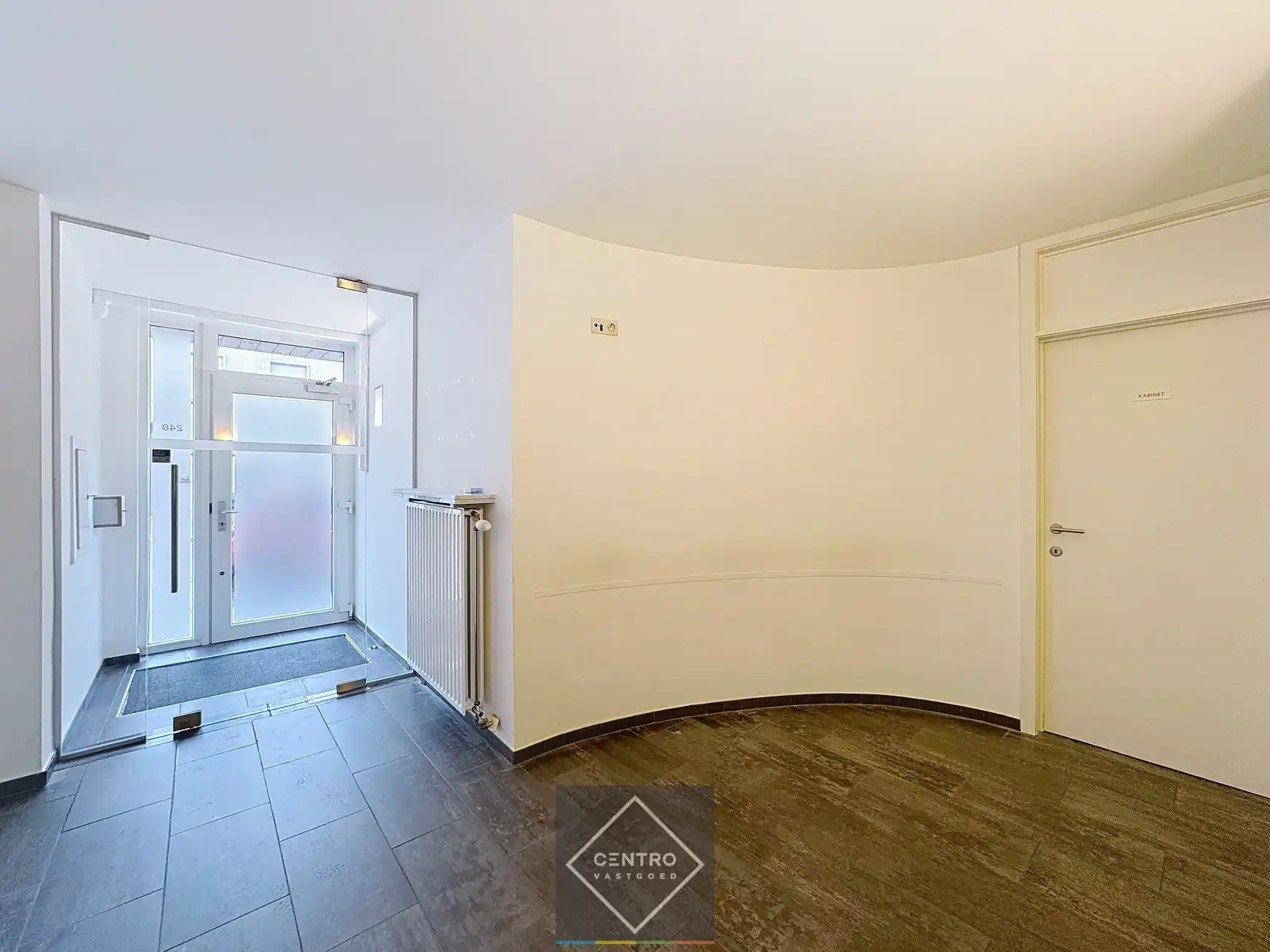 Commercieel gelegen handelspand met inpandige garage! foto 15