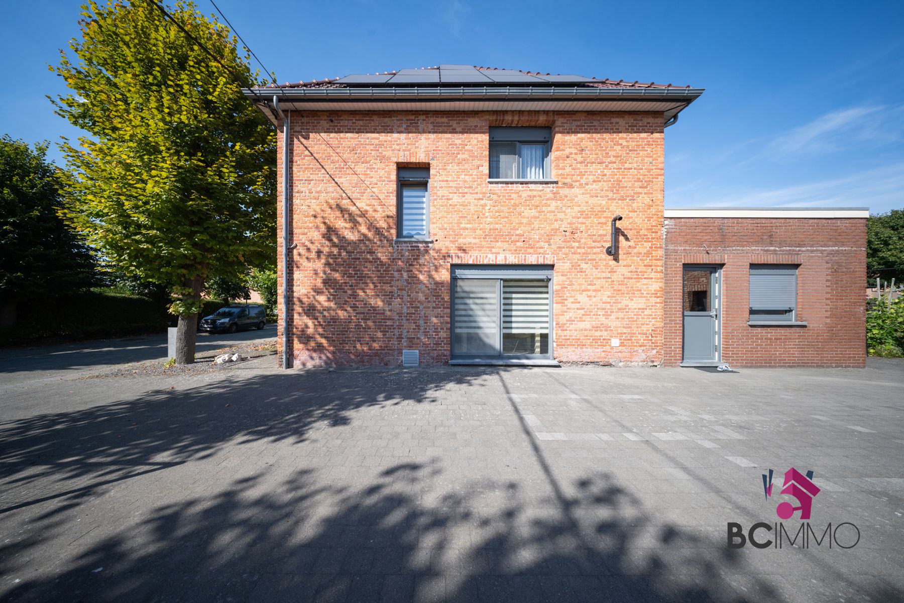 Halfopen woning met garage, zonnepanelen en ruime oprit foto 6