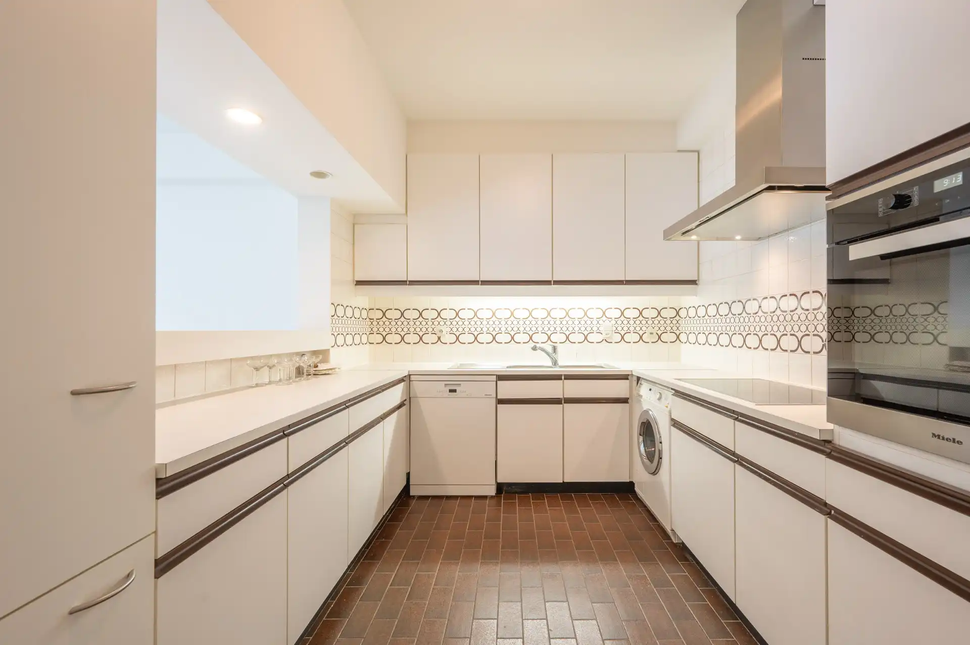Ongemeubeld: ruim appartement in een zijstraat van de zeedijk! foto 4