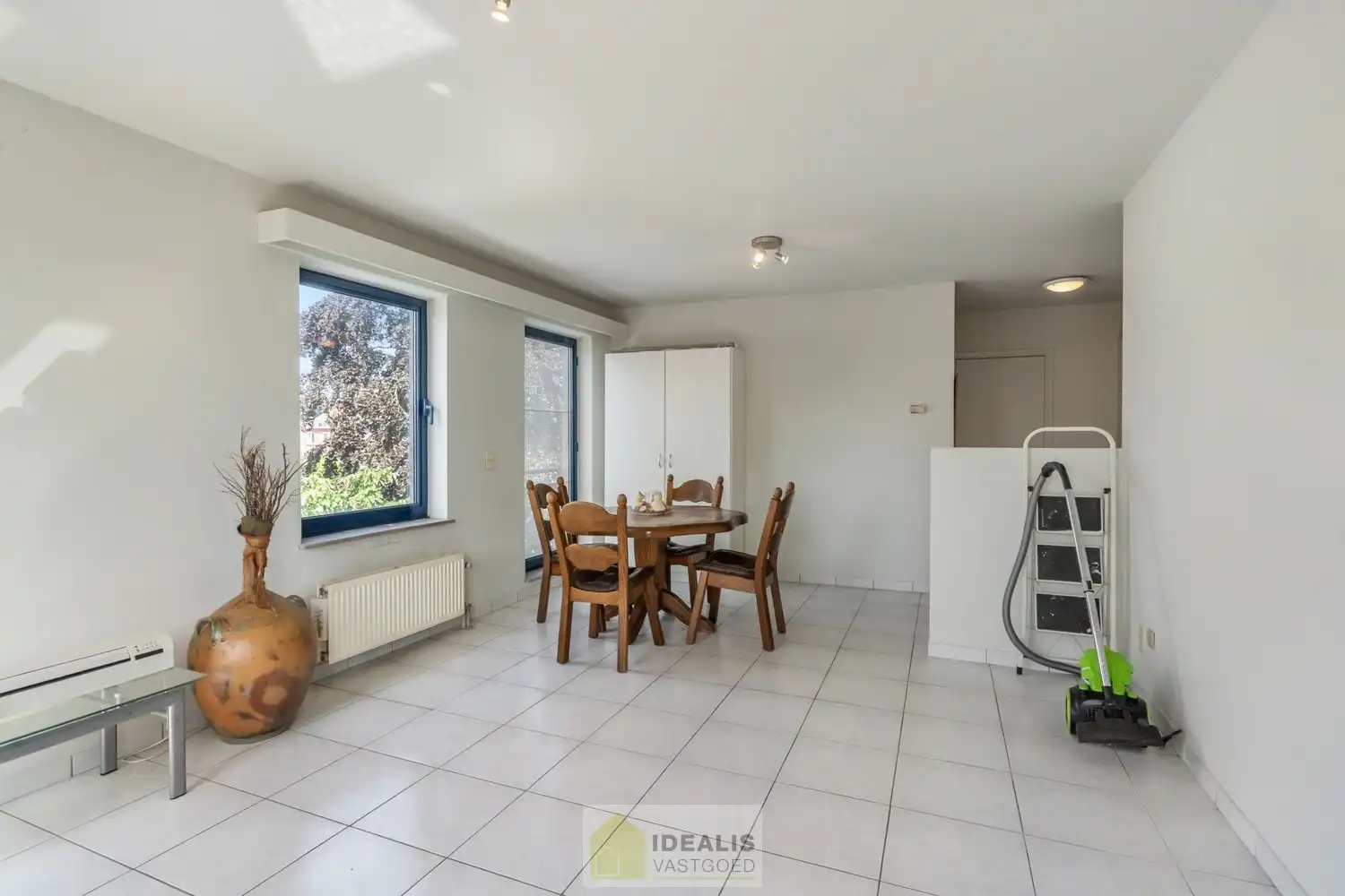 IDEALIS VASTGOED – Handelsruimte/showroom met 2 appartementen gelegen op een perceel van 6a 47ca op een commerciële zichtlocatie op het ‘Lindel’. foto 14