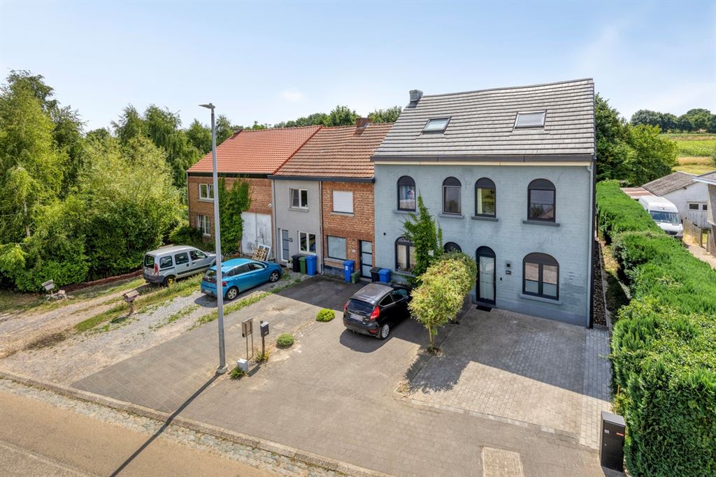 Knappe gerenoveerde woning op een gunstige locatie te Gelrode!  foto 2