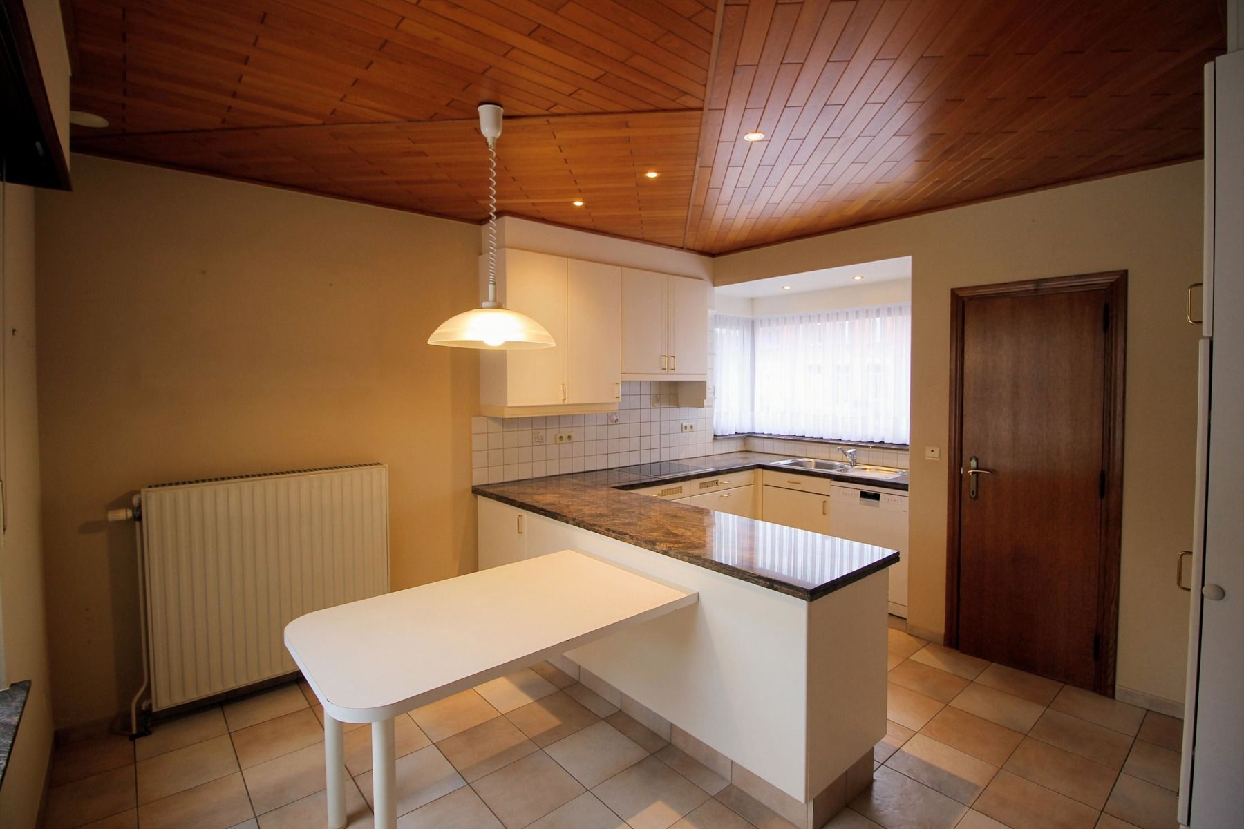 Een woning met 3 slaapkamers, garage en tuin vlakbij het centrum van Merksplas. foto 5