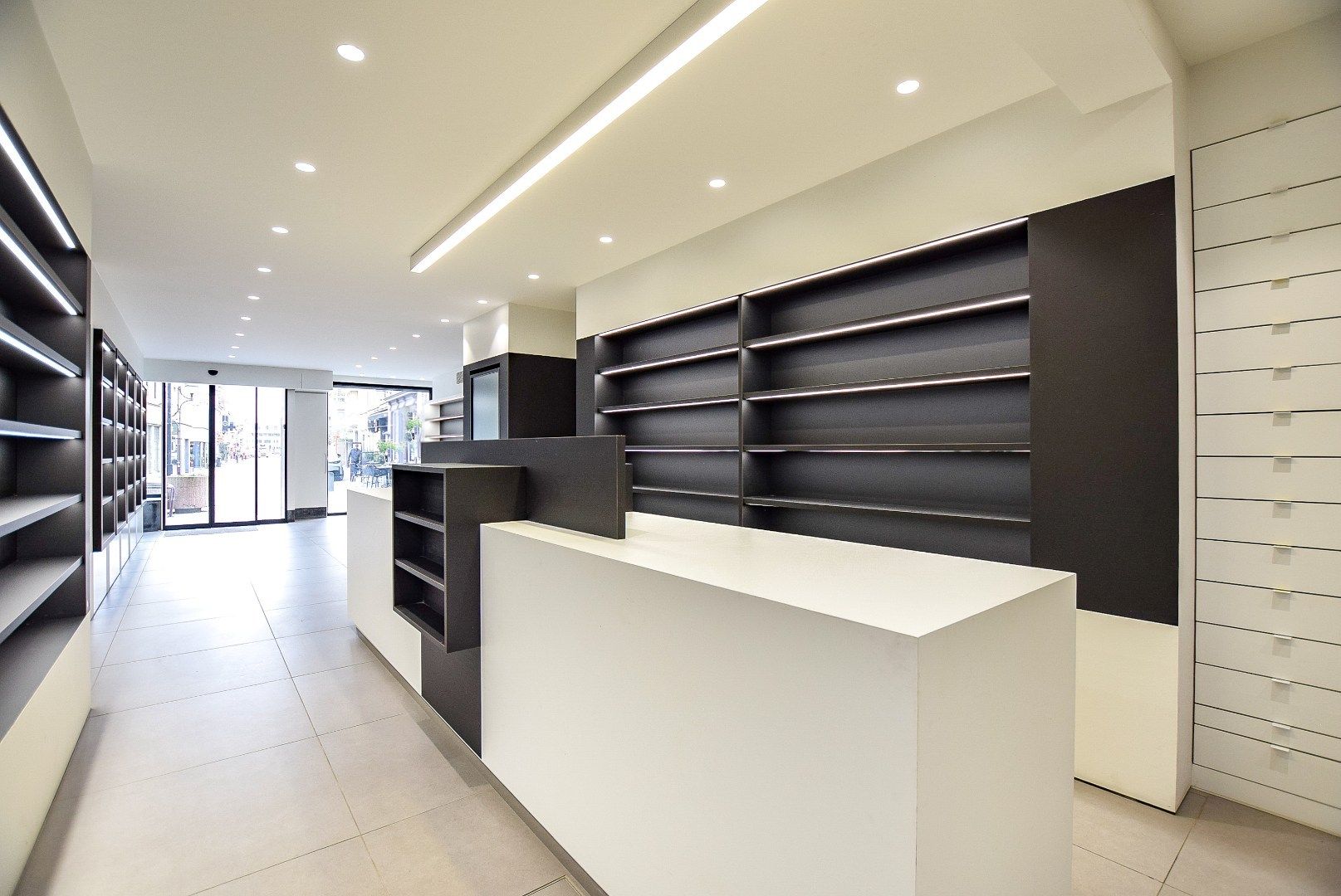 Kwalitatief afgewerkte woning met handelsruimte (536m² bewoonbaar) op een toplocatie. foto 3