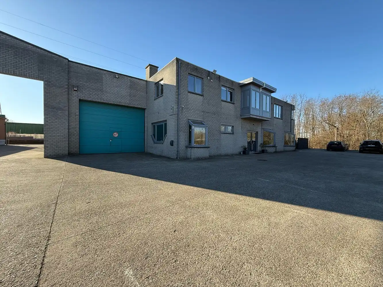 Bedrijfshal met kantoorruimte op uitstekende locatie te Lanaken! foto {{pictureIndex}}