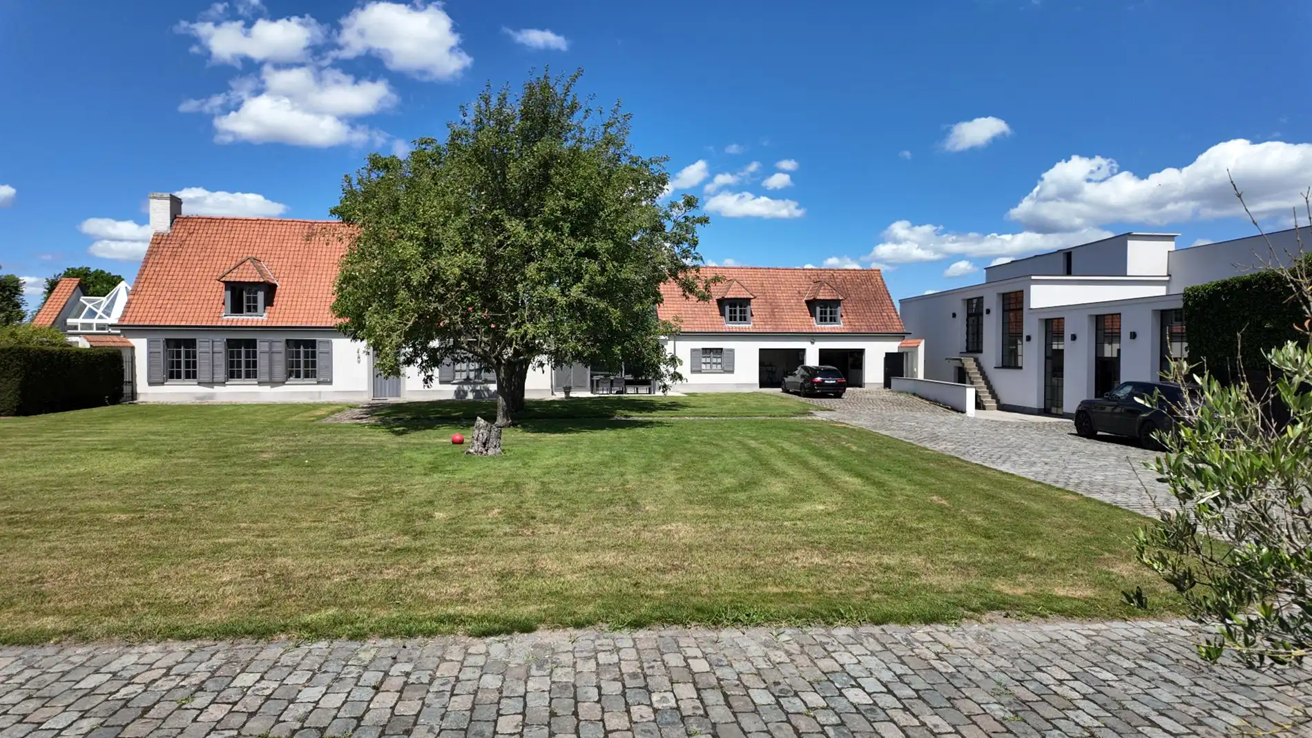 Landelijke villa met bijgebouwen en graslanden op 23.740m² foto 2