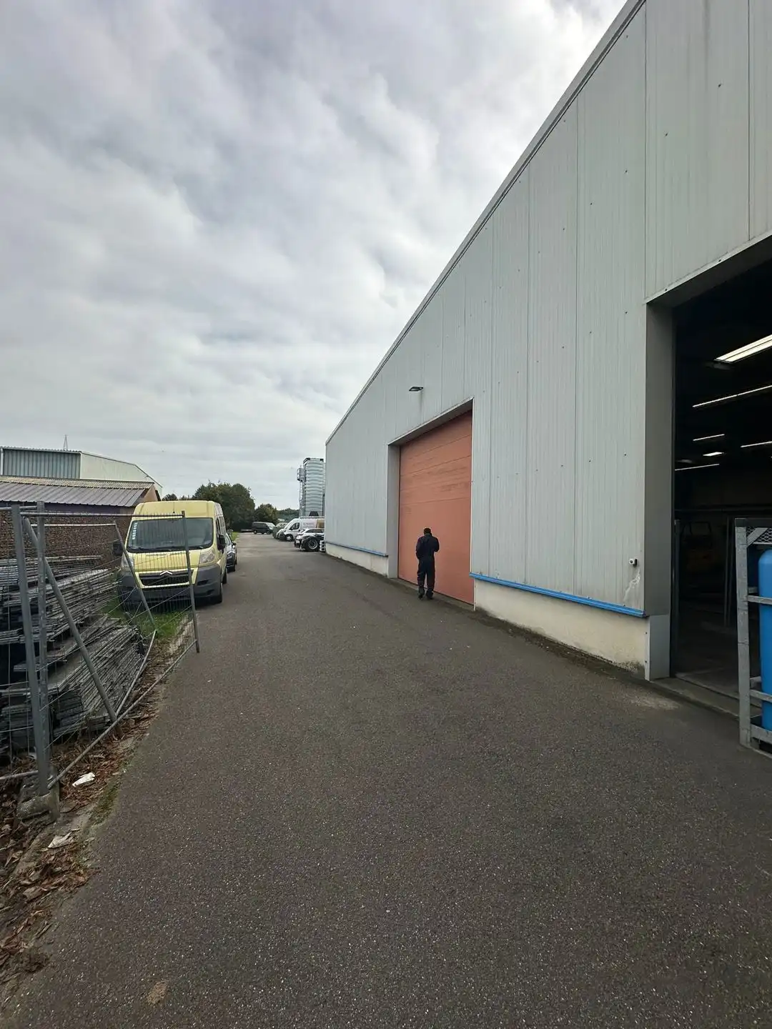 IN OPTIE ❗️ Uitstekend gelegen Bedrijfspand in industriezone Malle foto 3